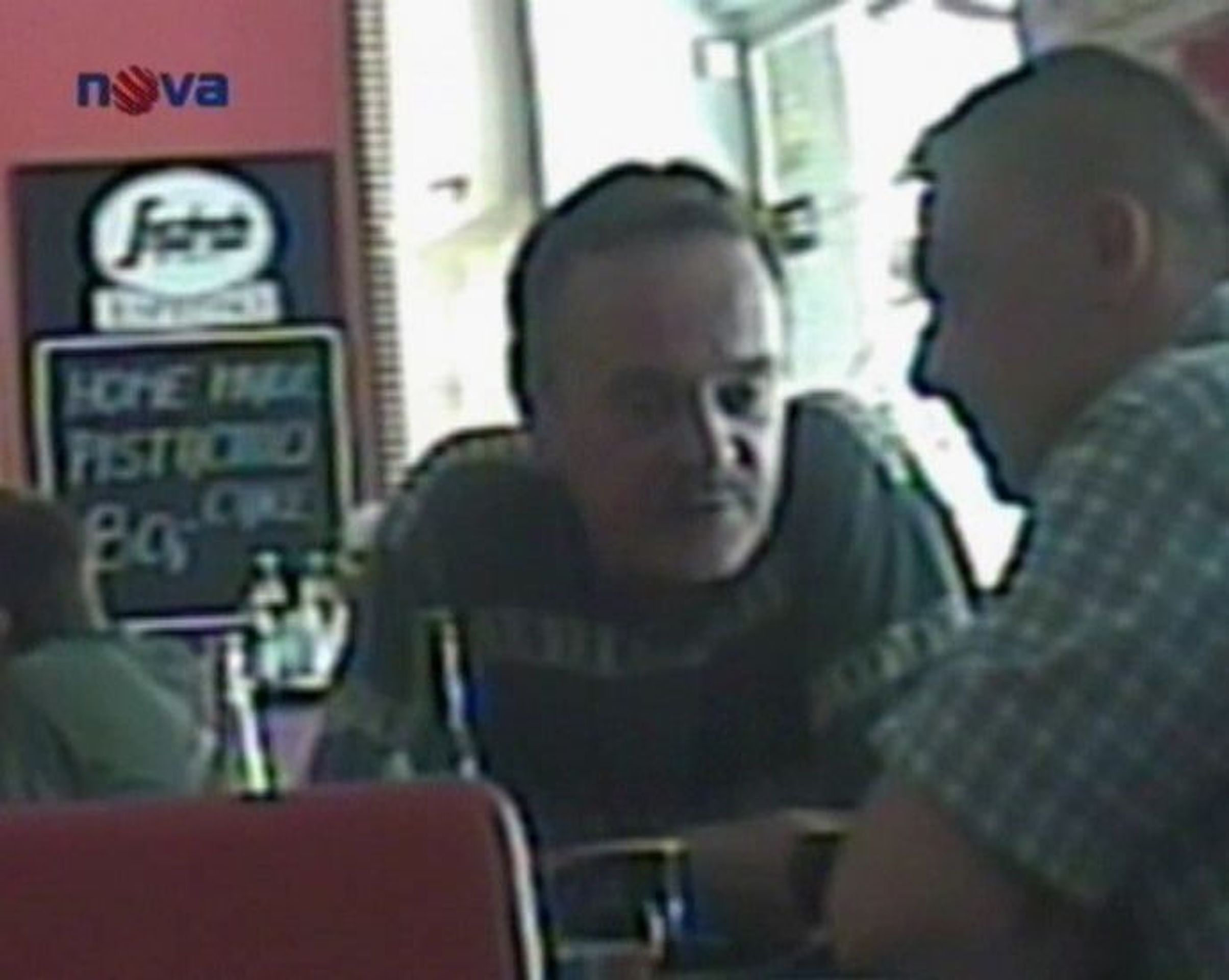 Zdeněk Doležel (vlevo) na záběrech skryté kamery TV Nova.  - Doležel půjde k soudu za "pět na stole v českých" (2/2)