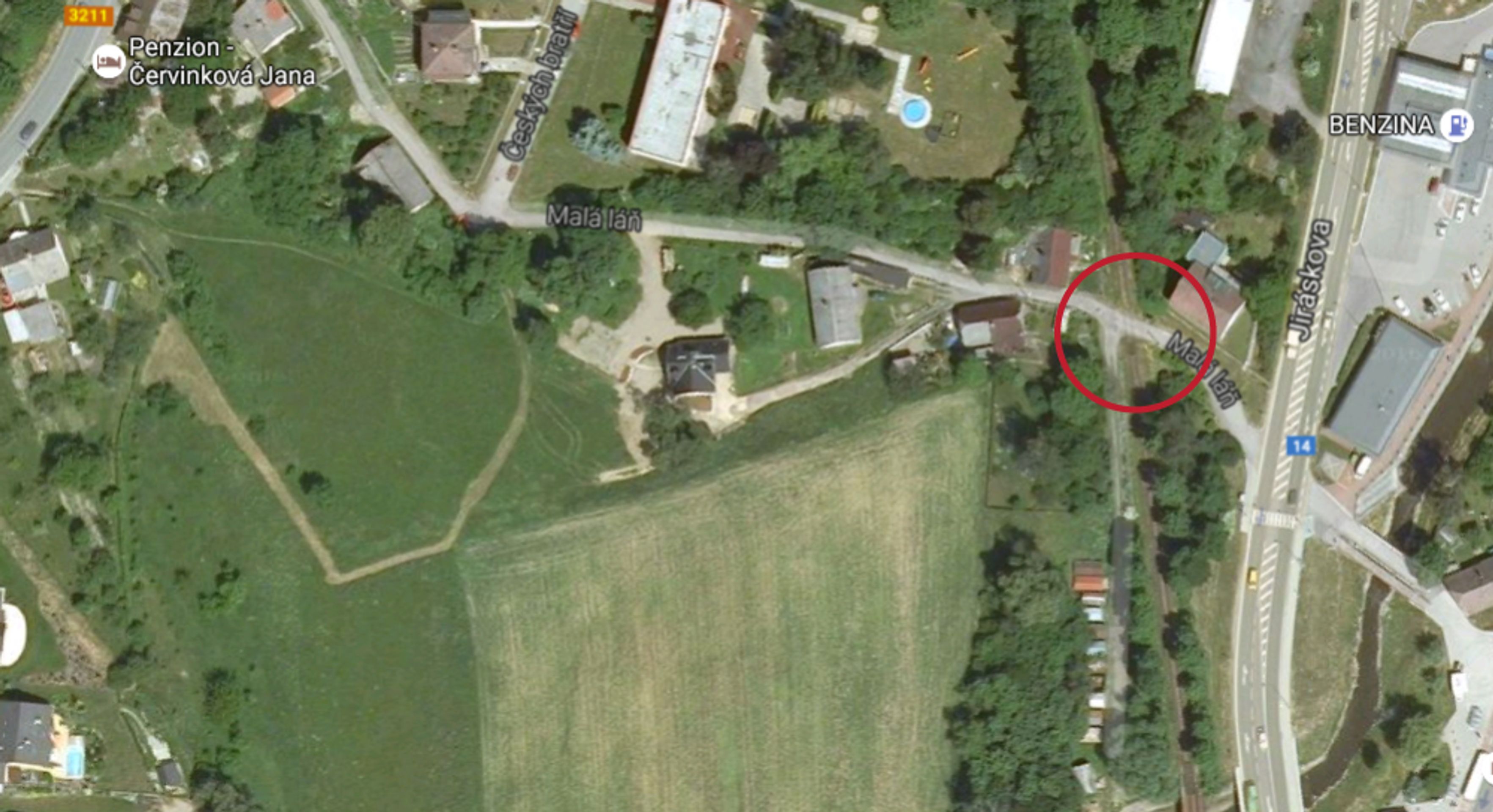 Nebezpečné přejezdy: P 4111, Častolovice - Solnice, Královéhradecký kraj - přejezd bez světel, řešení: se závorami. DŮVOD: Frekventovaný přejezd se špatnýmrozhledem a s úzkou pozemní komunikací v kopci, nehodovost - GALERIE: Nebezpečné přejezdy - Královéhradecký kraj, Pardubický kraj, Olomoucký kraj, Moravskoslezský kraj (3/17)