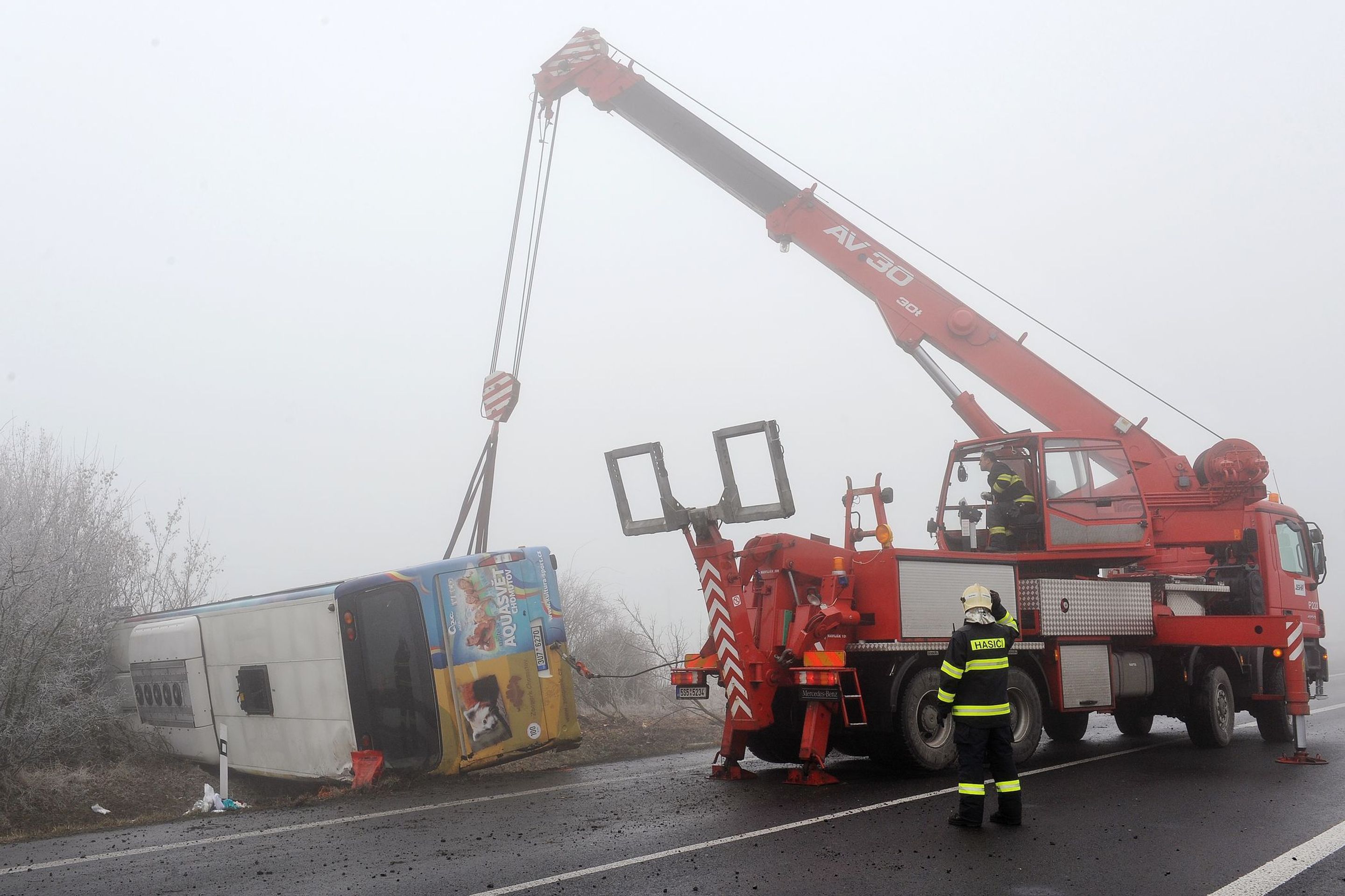 Nehoda autobusu s dětmi u Panenského Týnce - 5 - GALERIE: Nehoda autobusu s dětmi u Panenského Týnce (12/25)