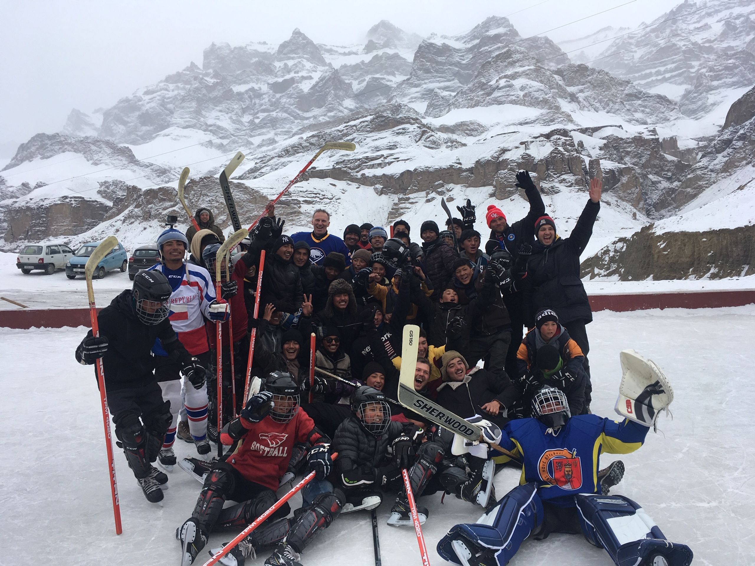 Dominik Hašek v Tibetu - GALERIE: Legendární gólman Dominik Hašek učil hokej děti v Tibetu (1/4)