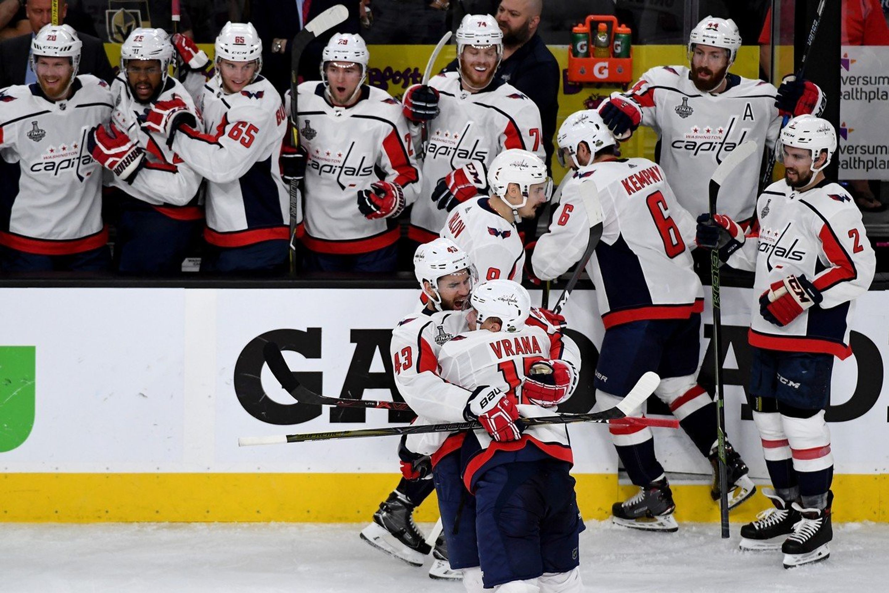Hokejisté Washingtonu - GALERIE: Hokejisté Washingtonu vyhráli poprvé v historii Stanley Cup (2/5)
