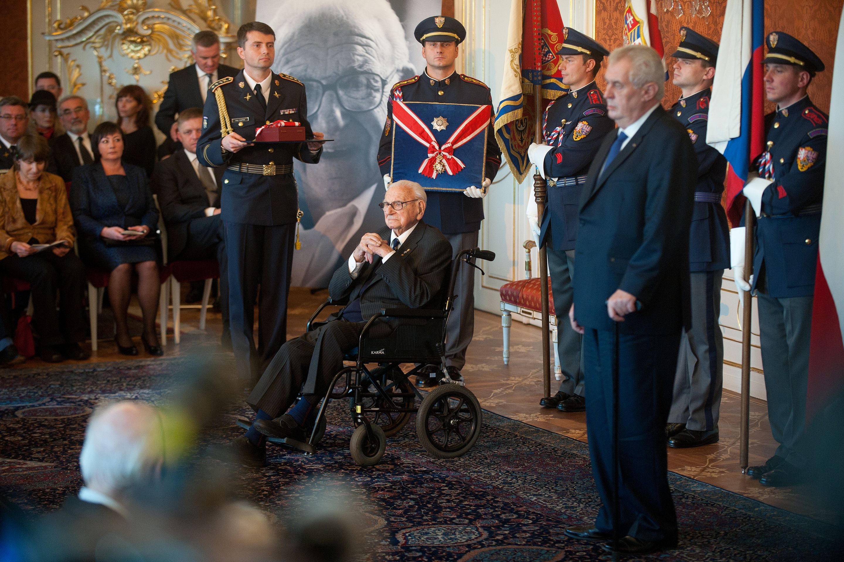 Prezident Zeman vyznamenal Sira Nicholase Wintona - GALERIE: Prezident Zeman vyznamenal Sira Nicholase Wintona (6/7)