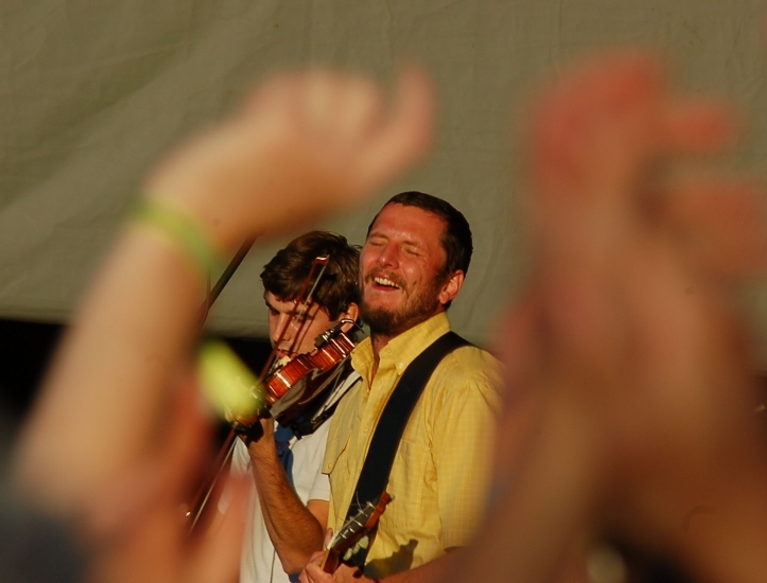 Divokej Bill má na Rock for People své příznivce, kteří kapele chystají výbornou atmosféru. "Ruce nahoru a skáčeme!" - Ani s kostrou na pódiu moc parády nenadělali - fotogalerie (6/15)