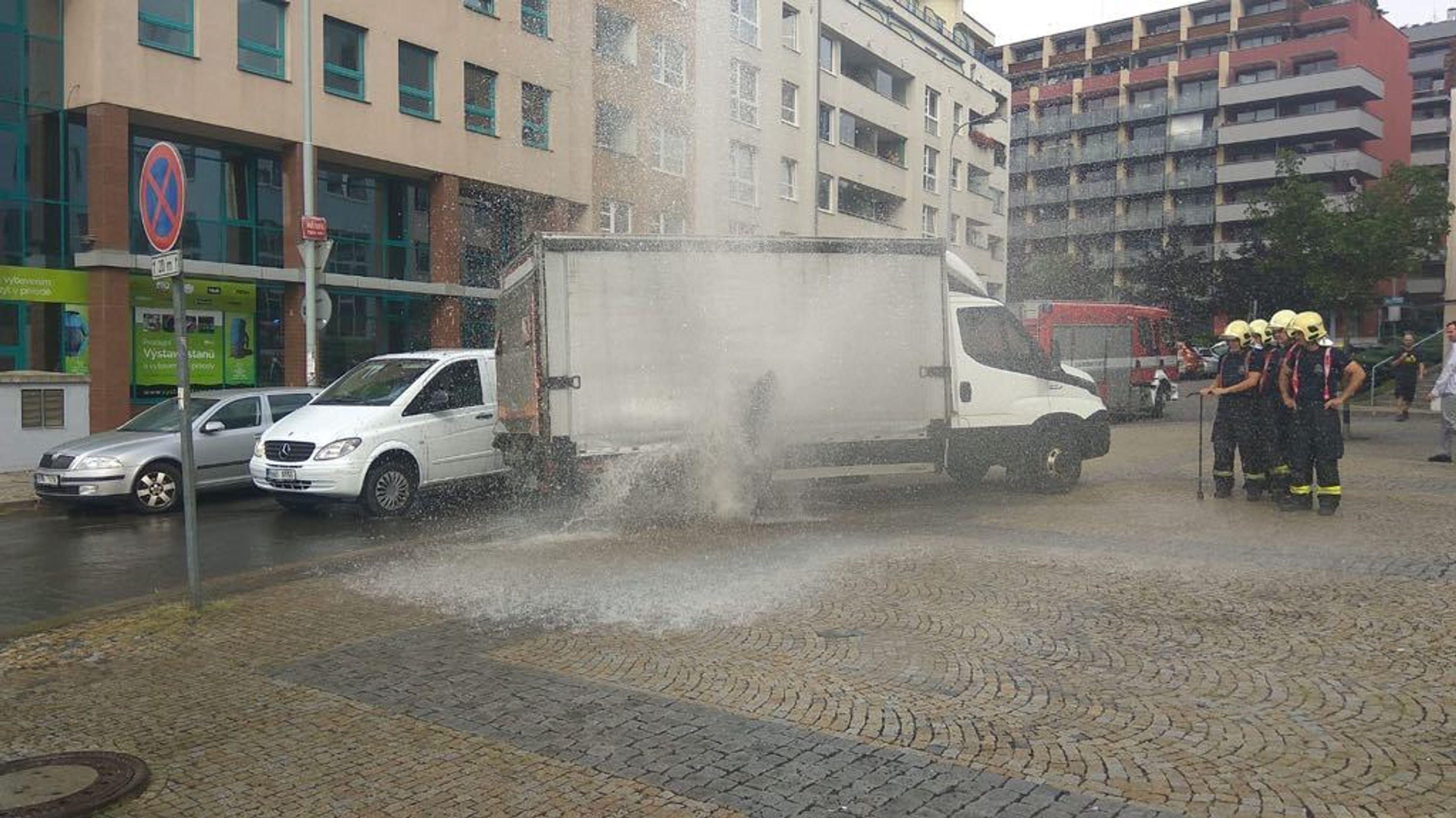 Auto přerazilo hydrant ve Vysočanech - 7 - GALERIE: Auto na Vysočanské přerazilo hydrant (2/8)