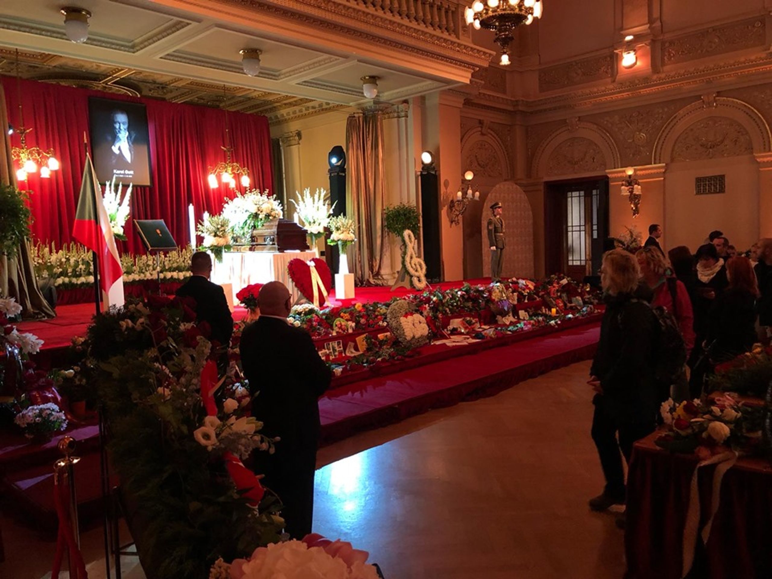 Lidé se loučí v Žofínském paláci s Karlem Gottem - 23 - GALERIE: Loučení s Karlem Gottem na Slovanském ostrově (39/39)