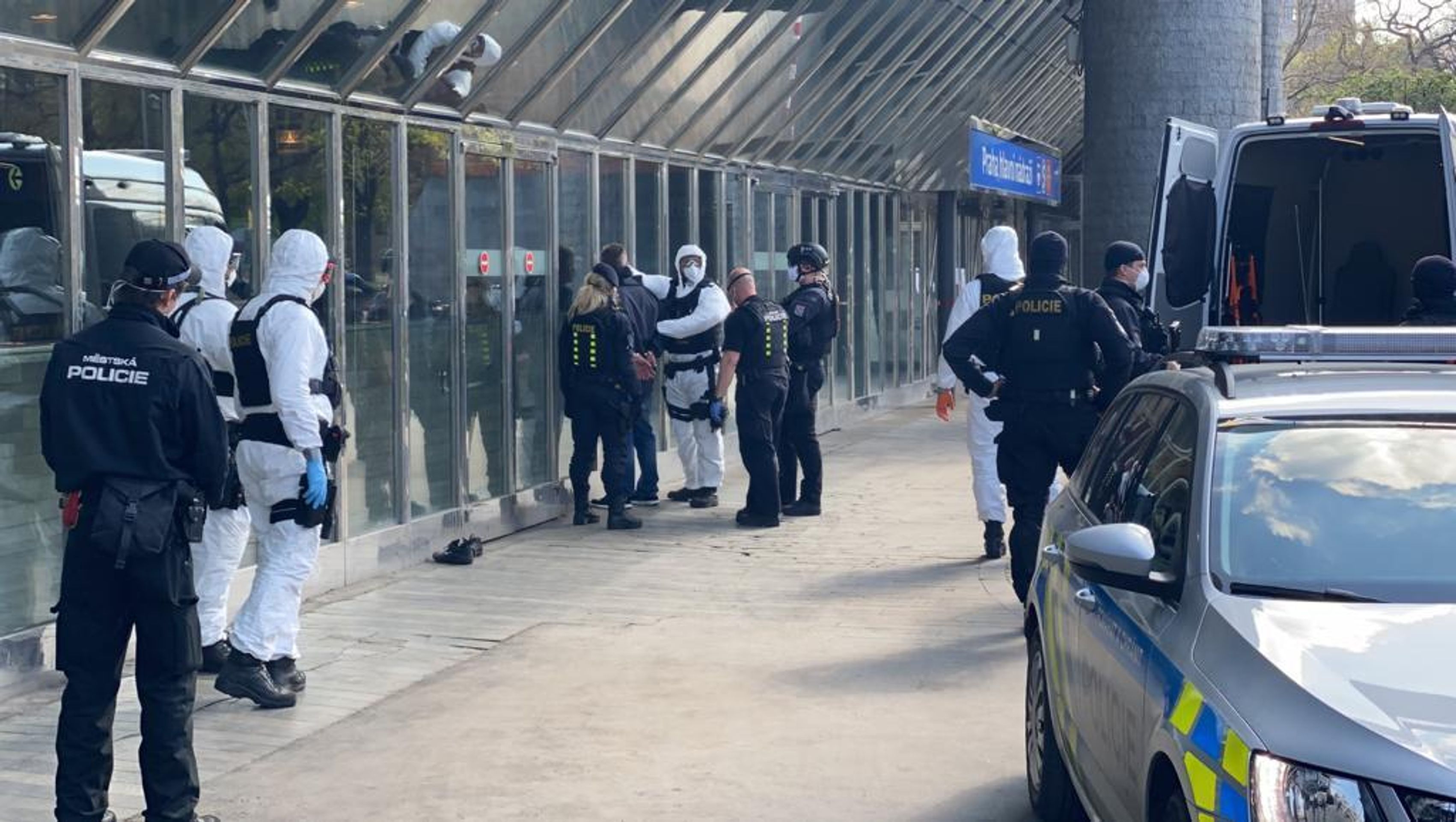 Zásah na Hlavním nádraží - 2 - GALERIE: Zásah policie na hlavním nádraží v Praze kvůli výhrůžce bombou (5/6)