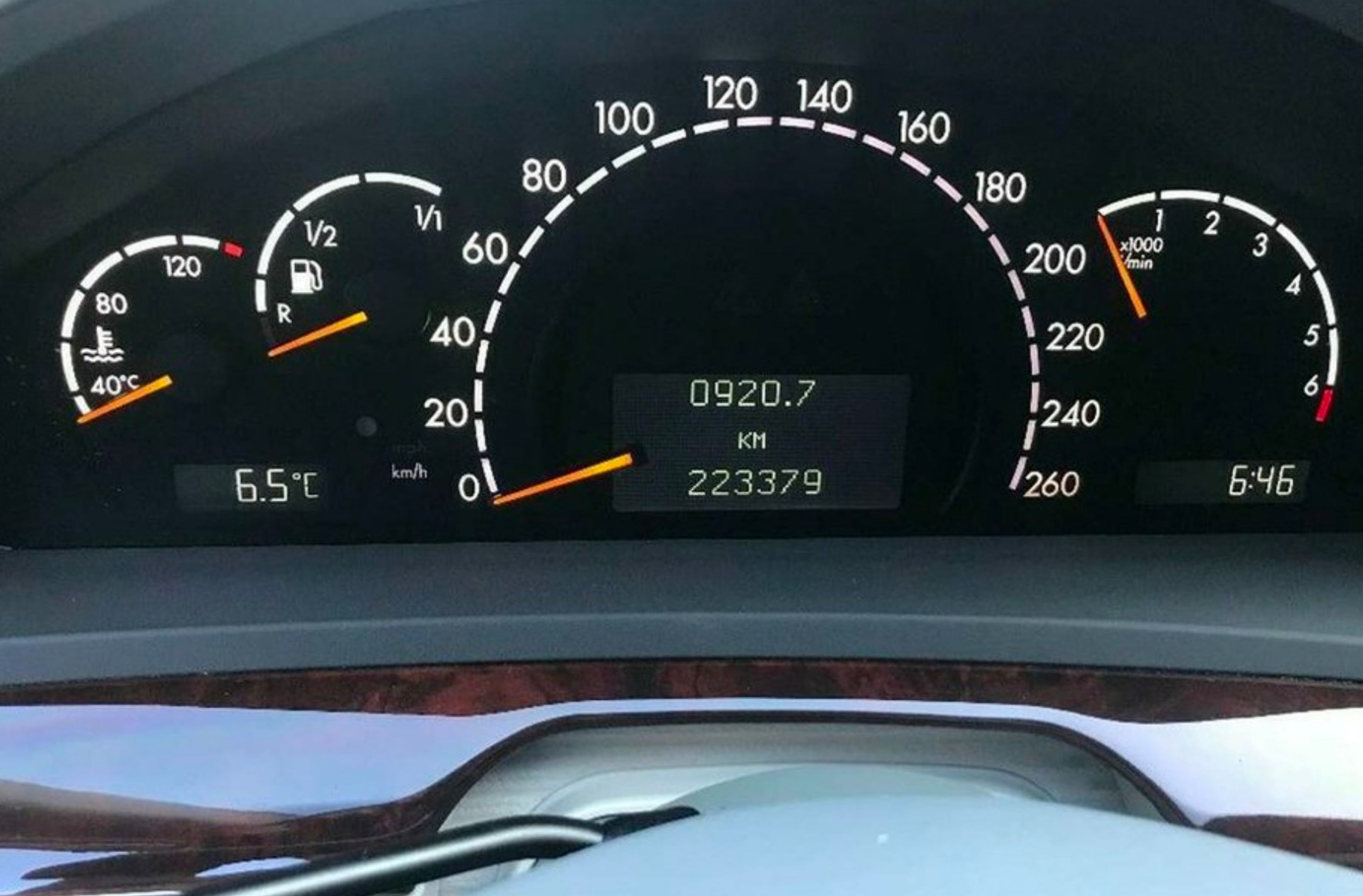 Mercedes-Benz S 500, který patřil Karlu Gottovi - 16 - Fotogalerie: Luxusní Mercedes patřil mezi oblíbená auta Karela Gotta (7/9)