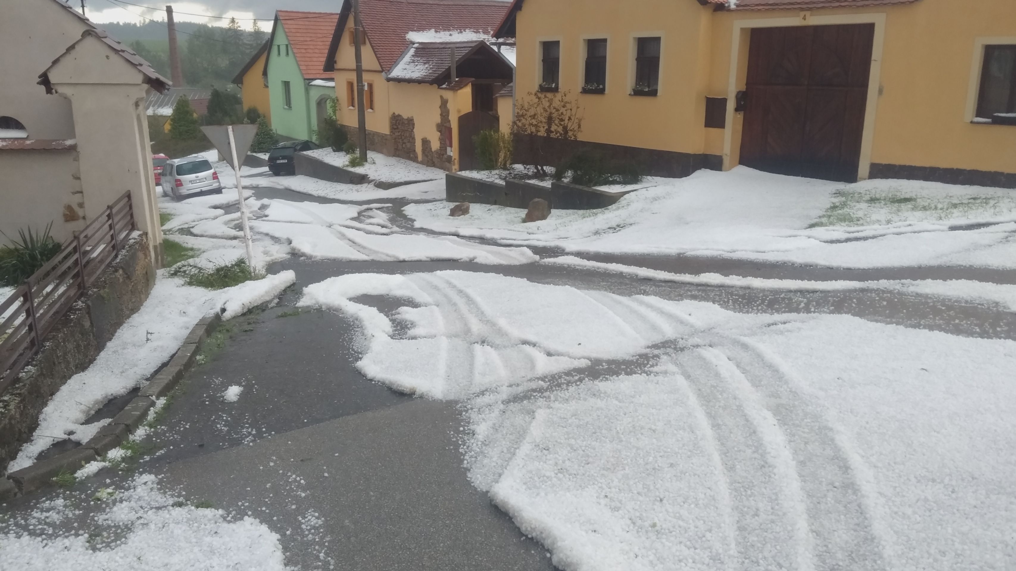 Kroupy v Starém Hobzí - GALERIE: Následky přívalových dešťů (1/16)