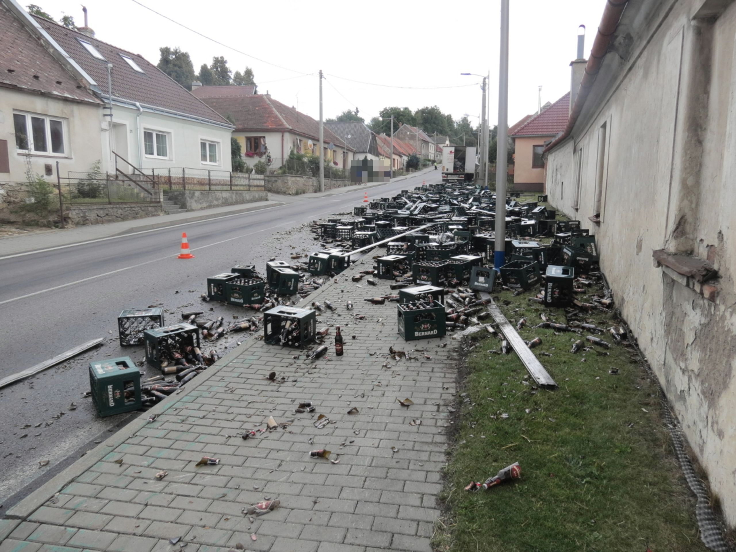 nehoda návěsu s pivem - 1 - GALERIE: převrátil se náklaďák s pivem (3/3)