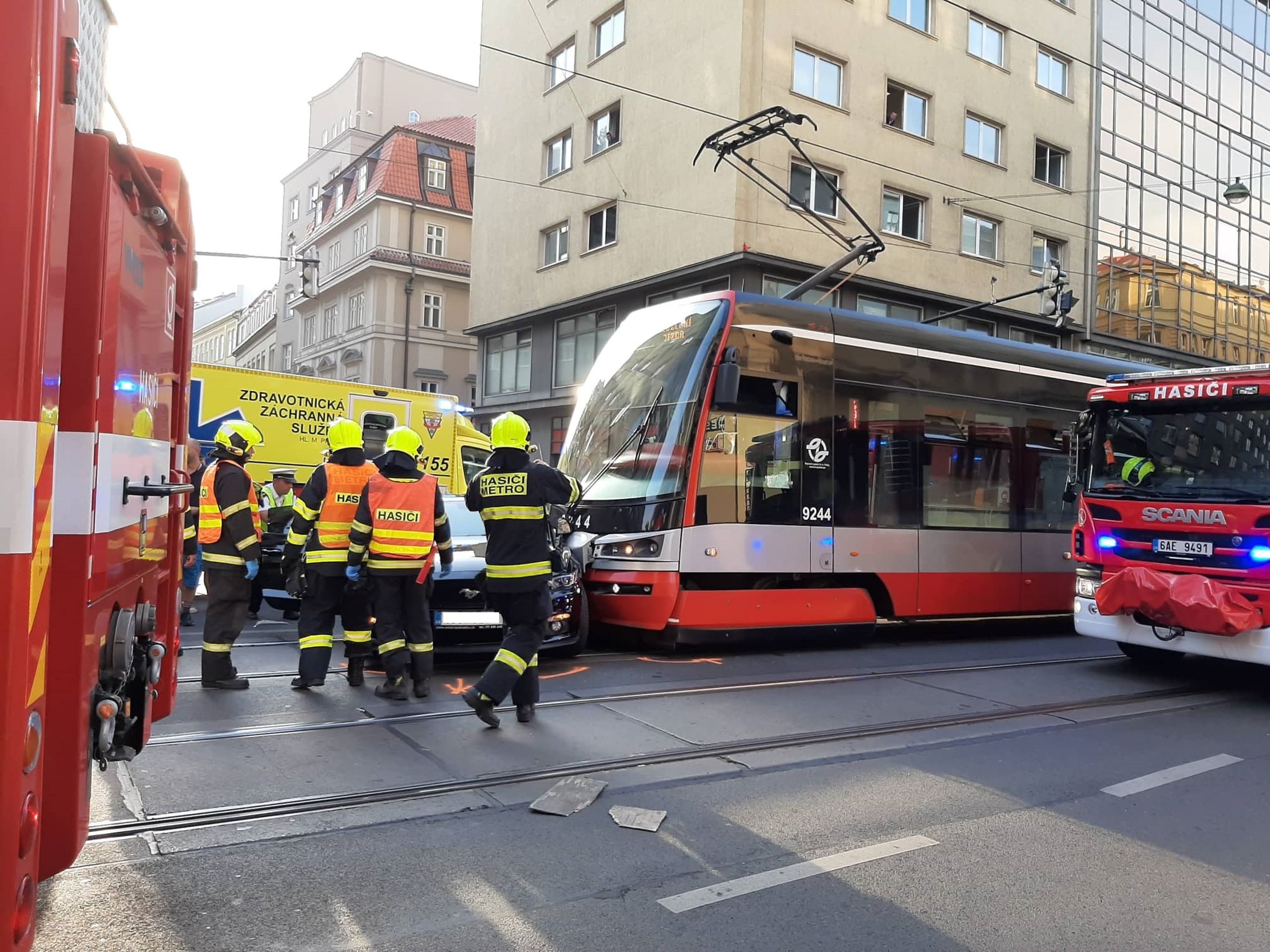 Srážka auta a tramvaje - 3 - GALERIE: Srážka auta a tramvaje (3/6)