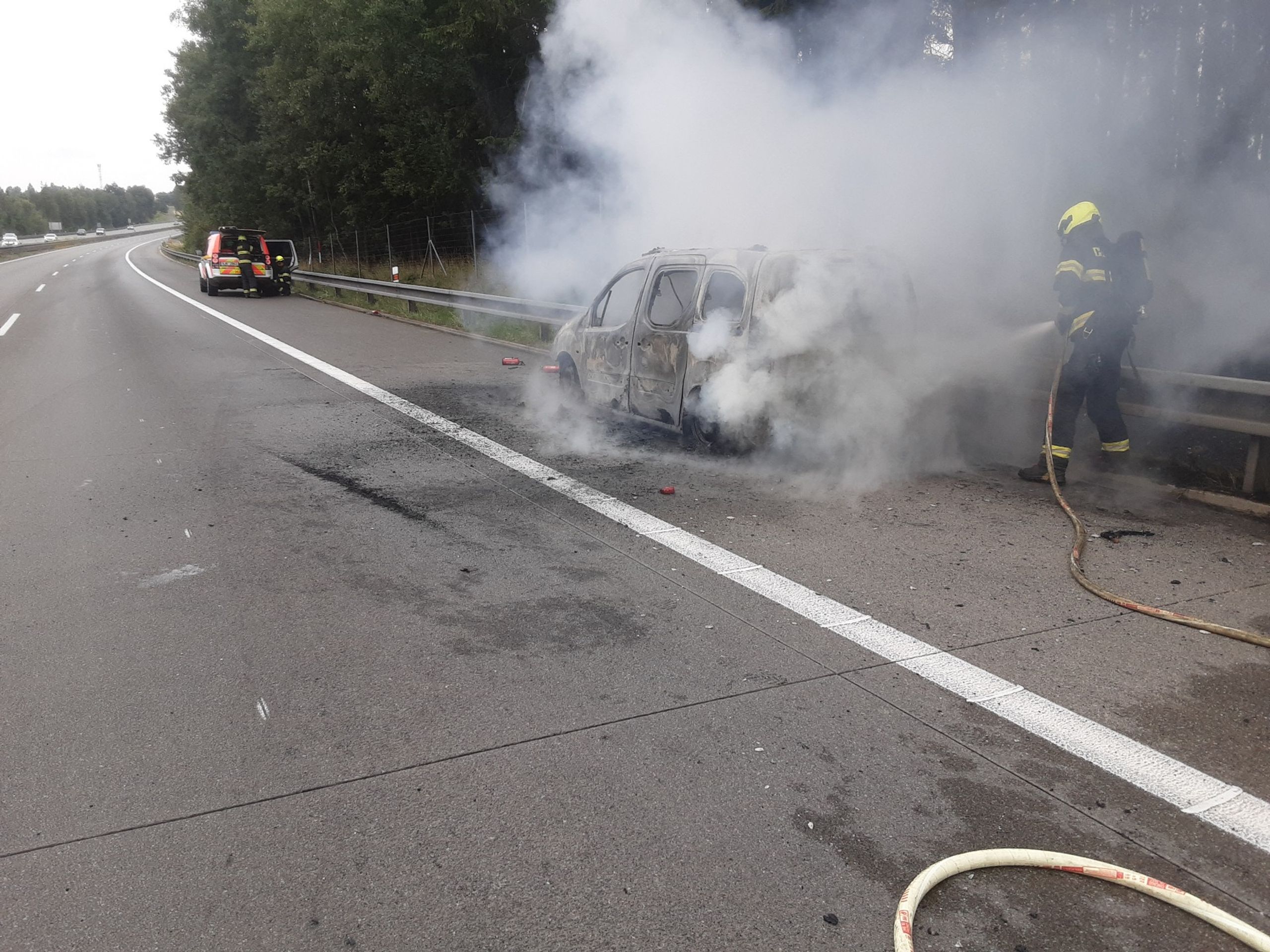 Shořelé auto na D1 2 - Požár auta na D1 (2/3)
