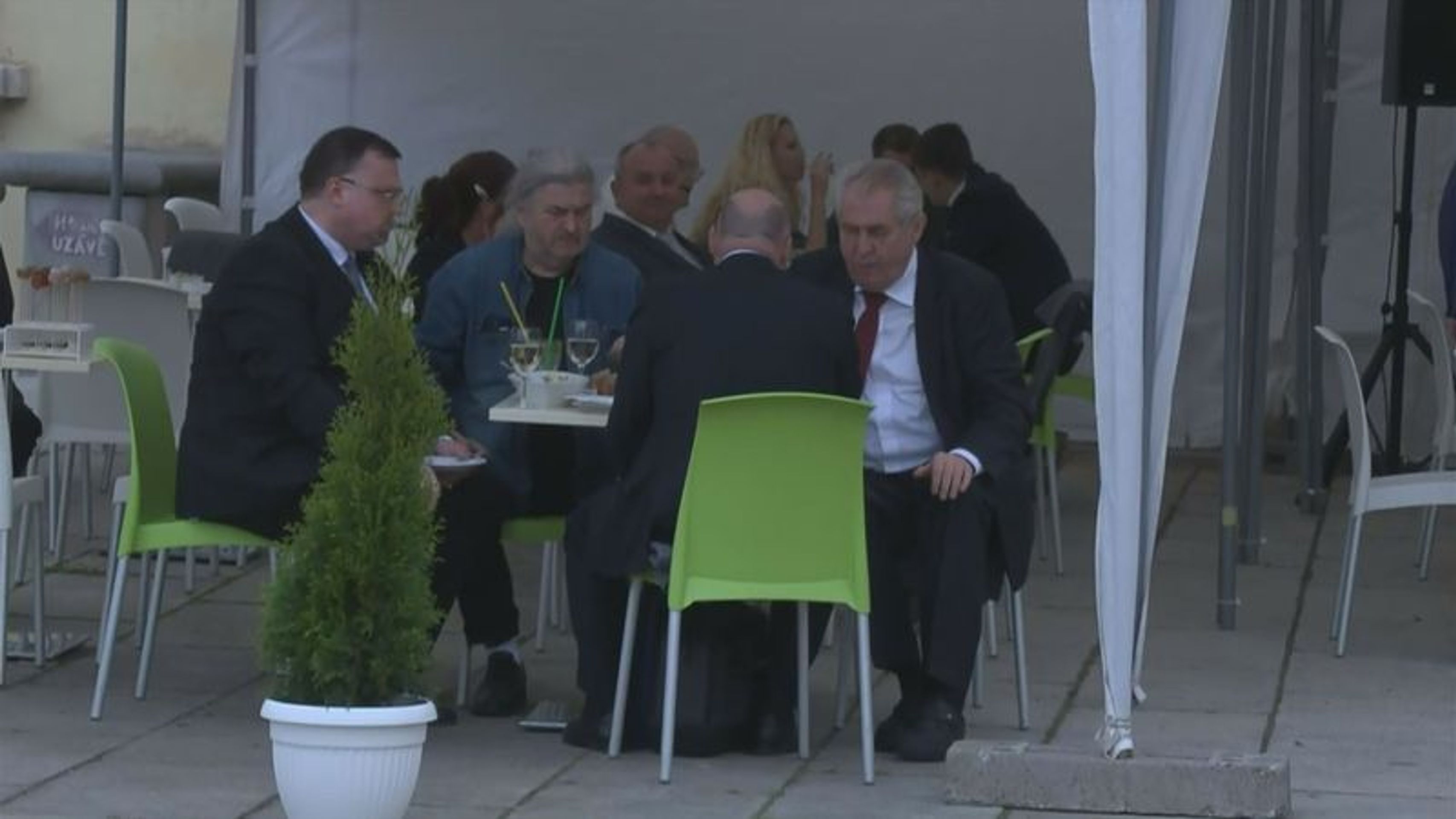 Miloš Zeman a František Ringo Čech na oslavě narozenin Jiřiny Bohdalové - GALERIE: 85. narozeniny Jiřiny Bohdalové (9/21)