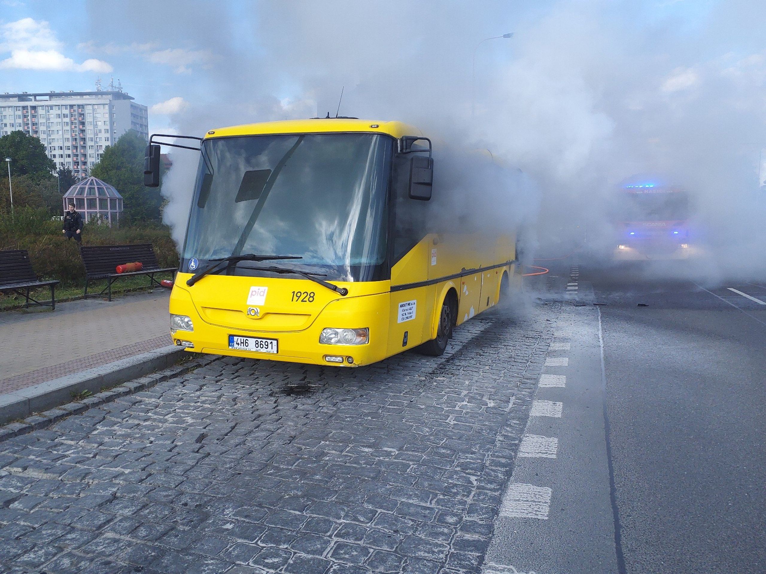 Požár autobusu v ulici Střelničná (1) - Požár autobusu v ulici Střelničná (1/4)