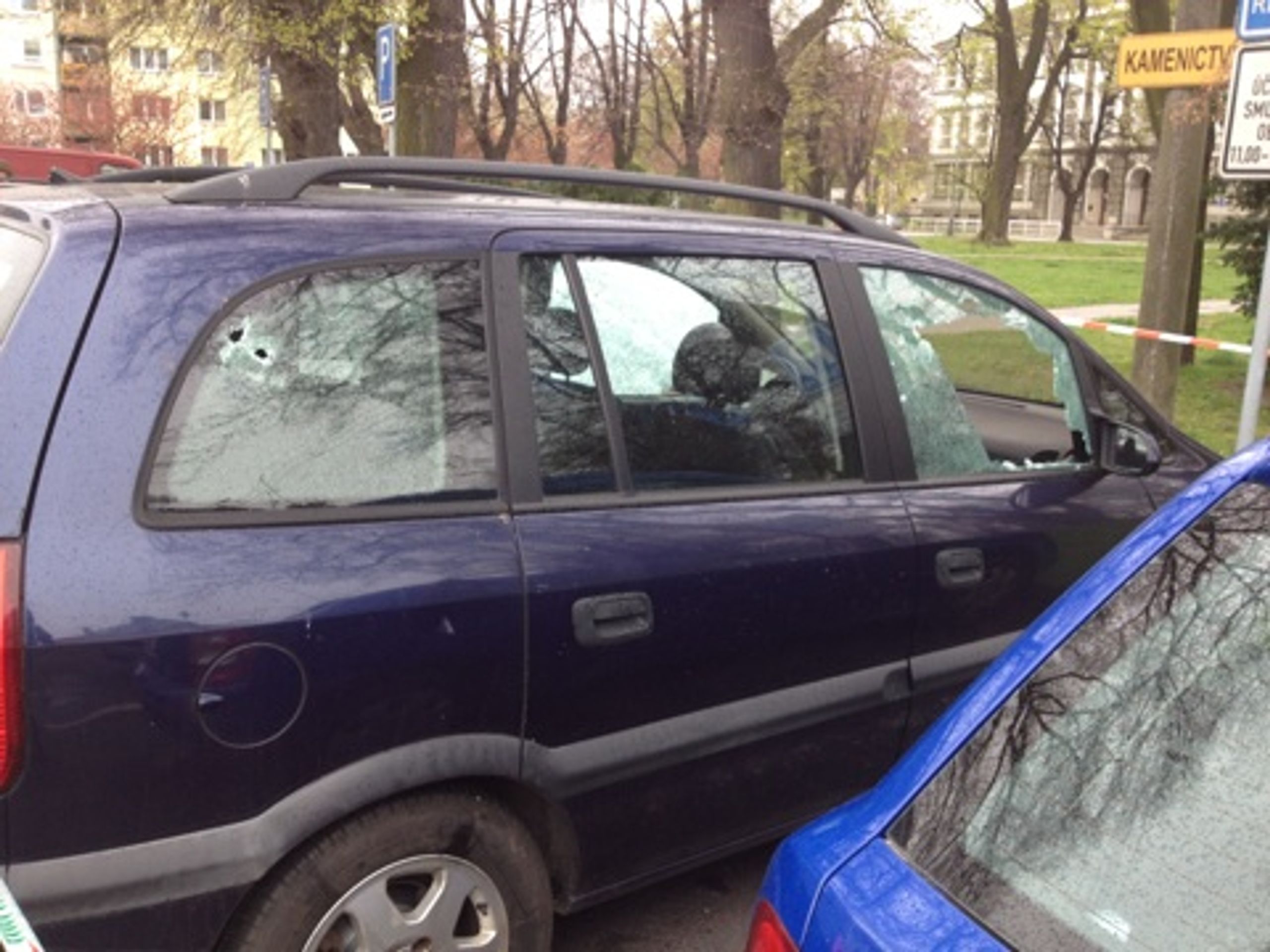 Střelec v Krnově rozstřílel několik aut - GALERIE: Střelec v Krnově rozstřílel několik aut! (4/5)