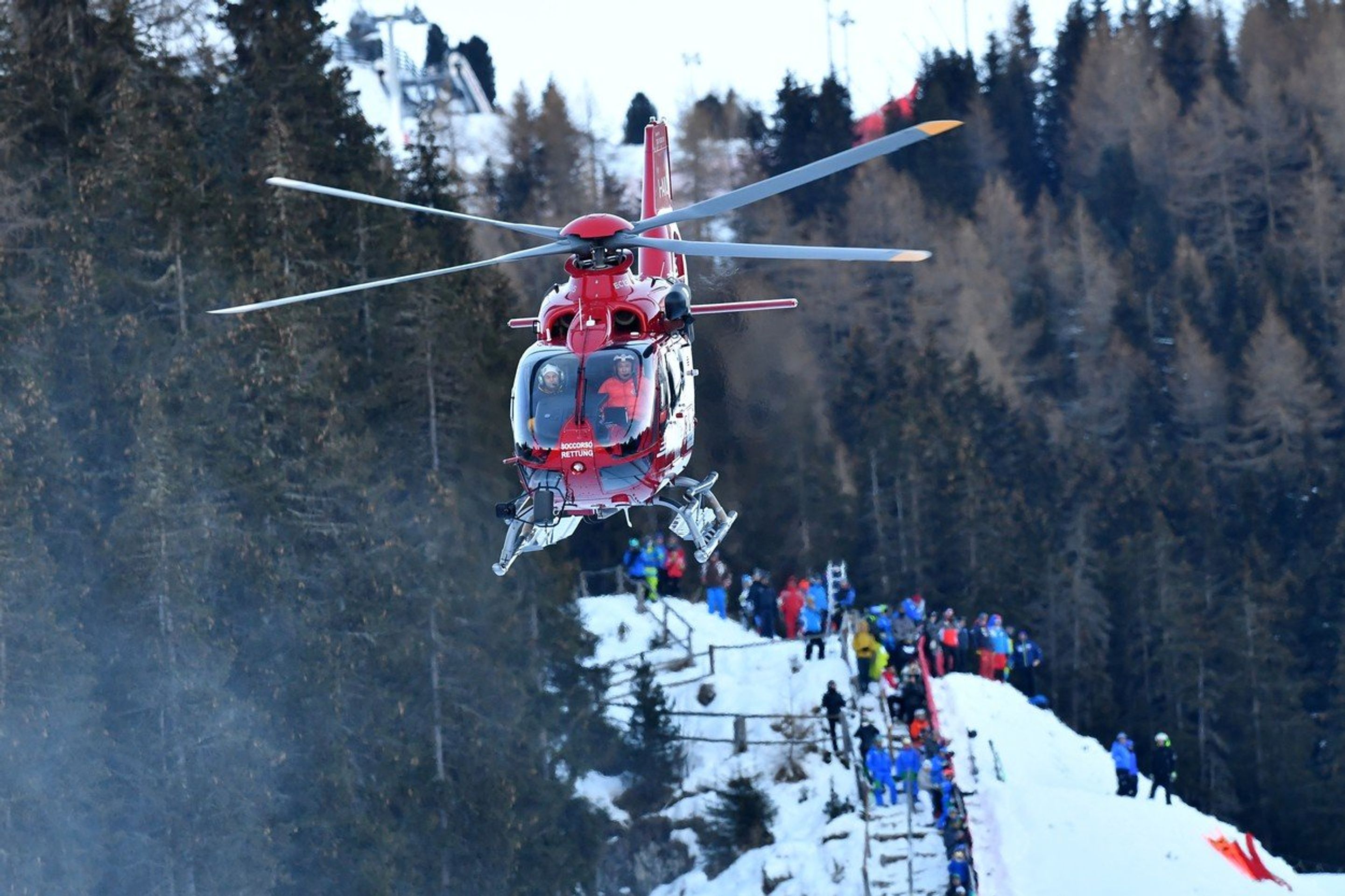 Pro sjezdaře letěla helikoptéra - GALERIE: Švýcarský sjezdař Marc Gisin ošklivě upadl (1/4)