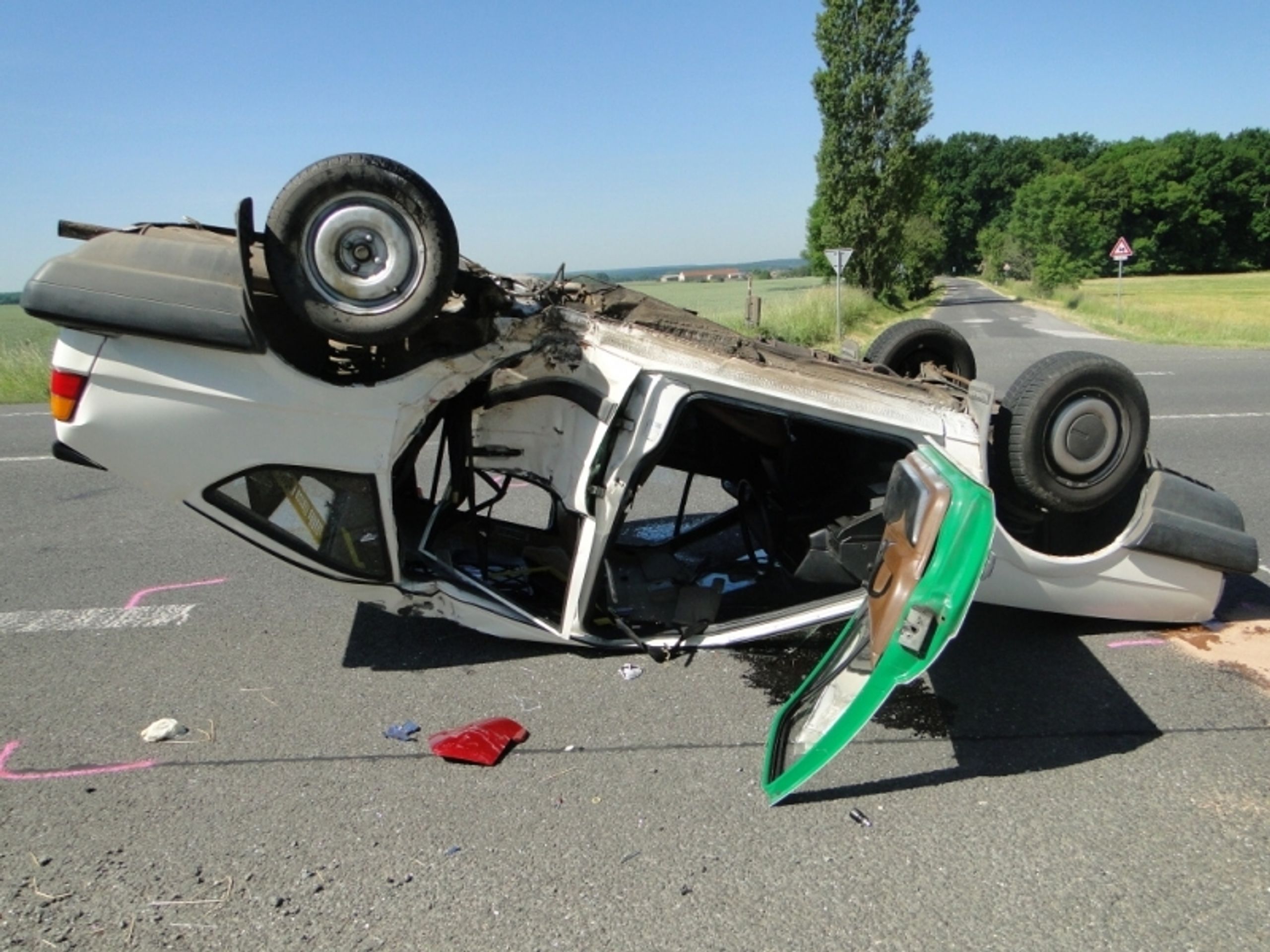 Nehoda auta s motorkou - 5 - GALERIE: Dopravní nehoda mezi Hradcem Králové a Hořicemi (5/6)