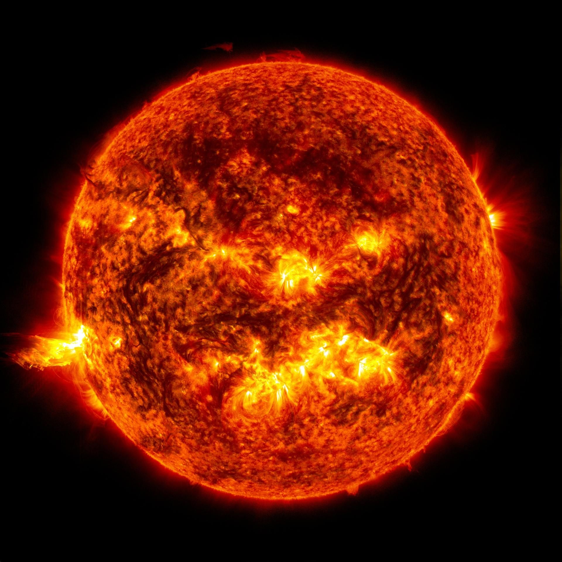 Sluneční erupce, 2013 (2) - Sluneční bouře (3/5)