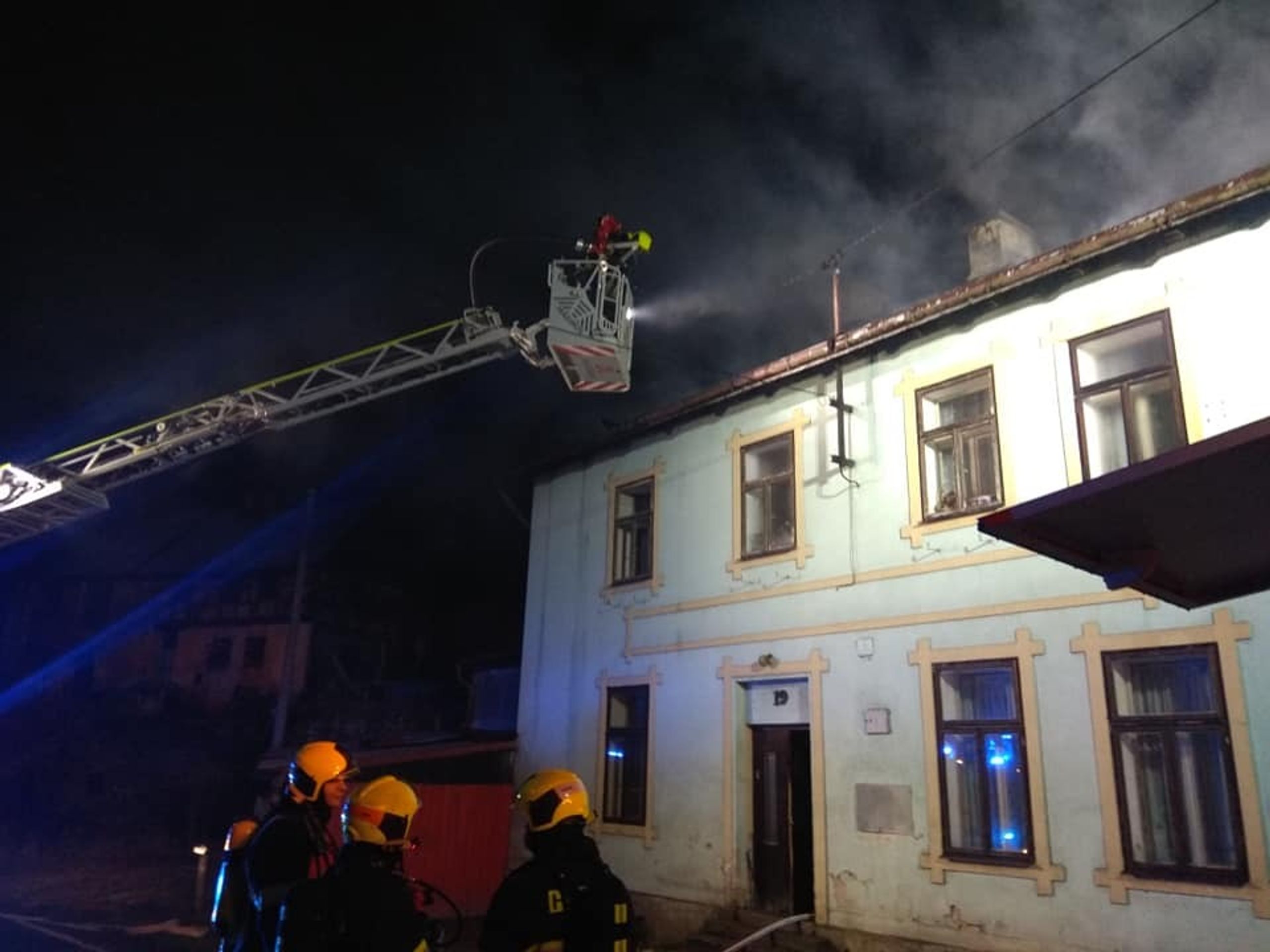 Při příjezdu prvních hasičů šlehaly plameny z celé střechy - GALERIE: Požár domu na Sokolovsku (3/3)
