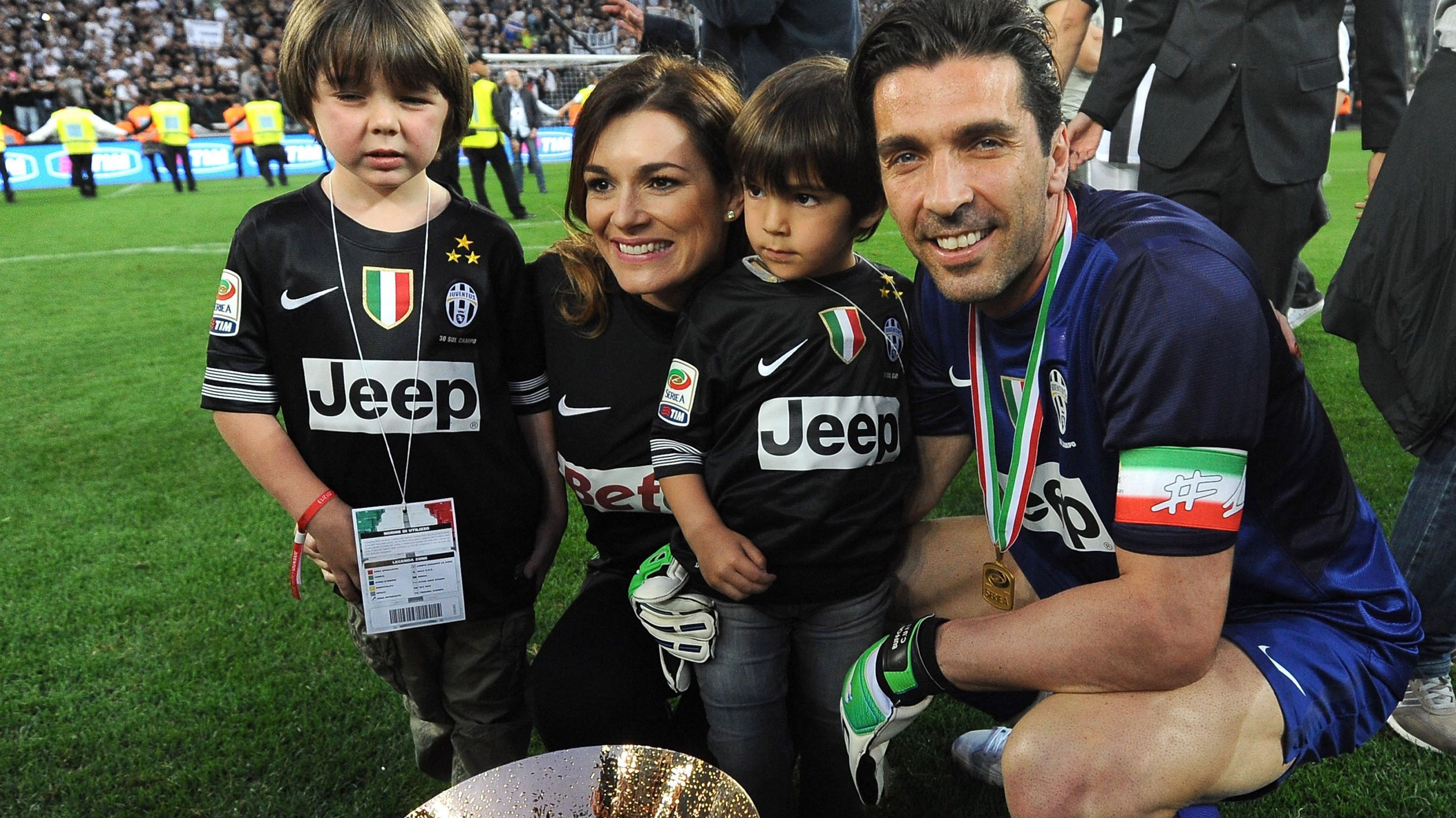 Buffon s rodinou slaví titul Juventusu - 1 - GALERIE: Buffon s rodinou slaví titul Juventusu (6/10)