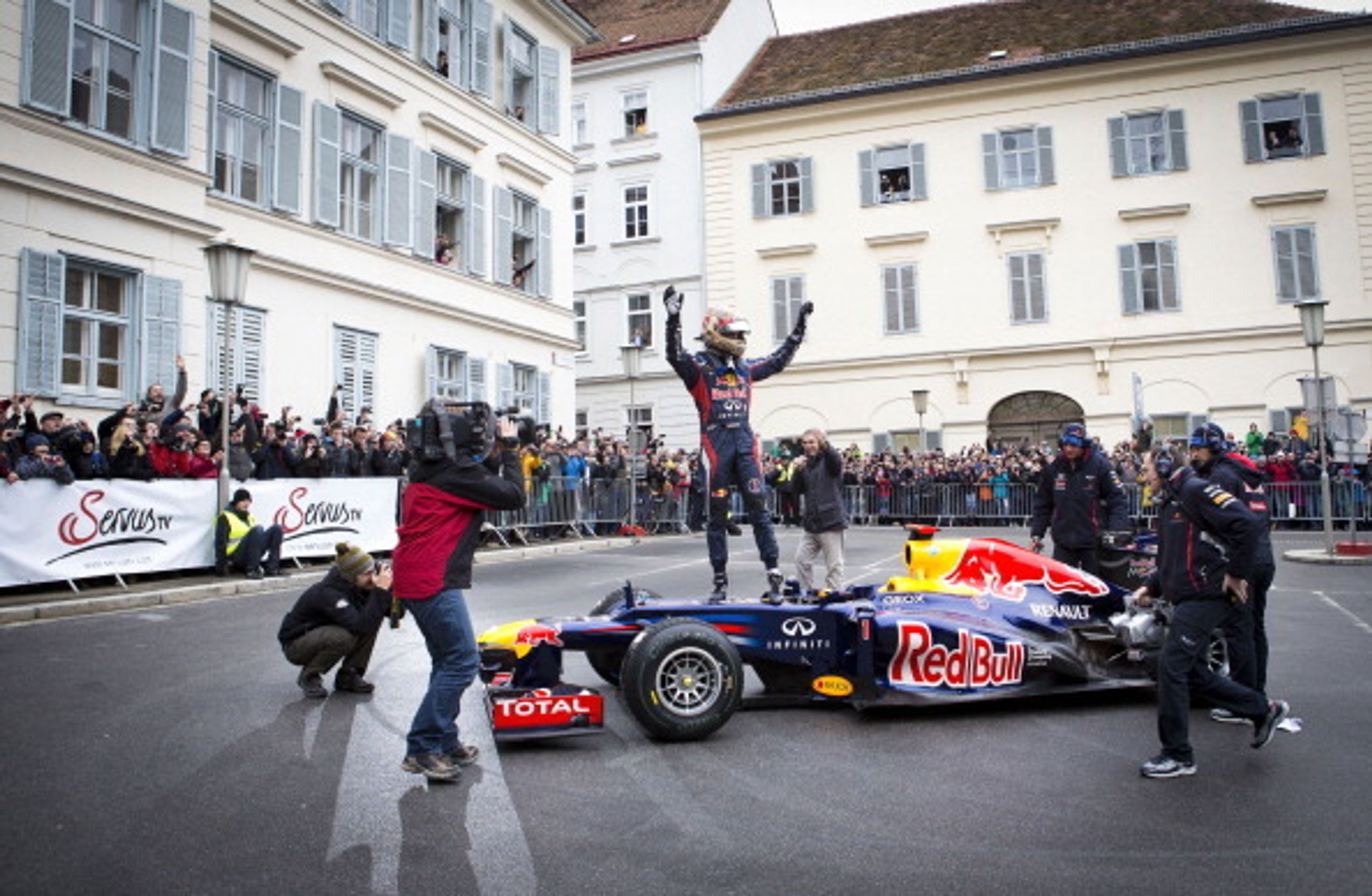 Vettel slaví v Grazu - 6 - GALERIE: Sebastian Vettel slaví titul v rakouském Grazu (7/7)