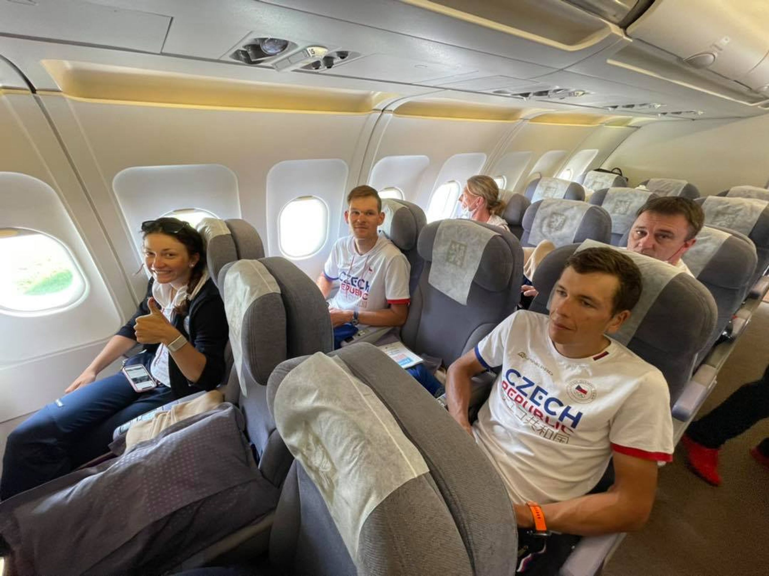 Cestující do Tokia v letadle bez roušek - GALERIE: Čeští sportovci se fotili bez roušek, pak zasáhl covid (2/5)