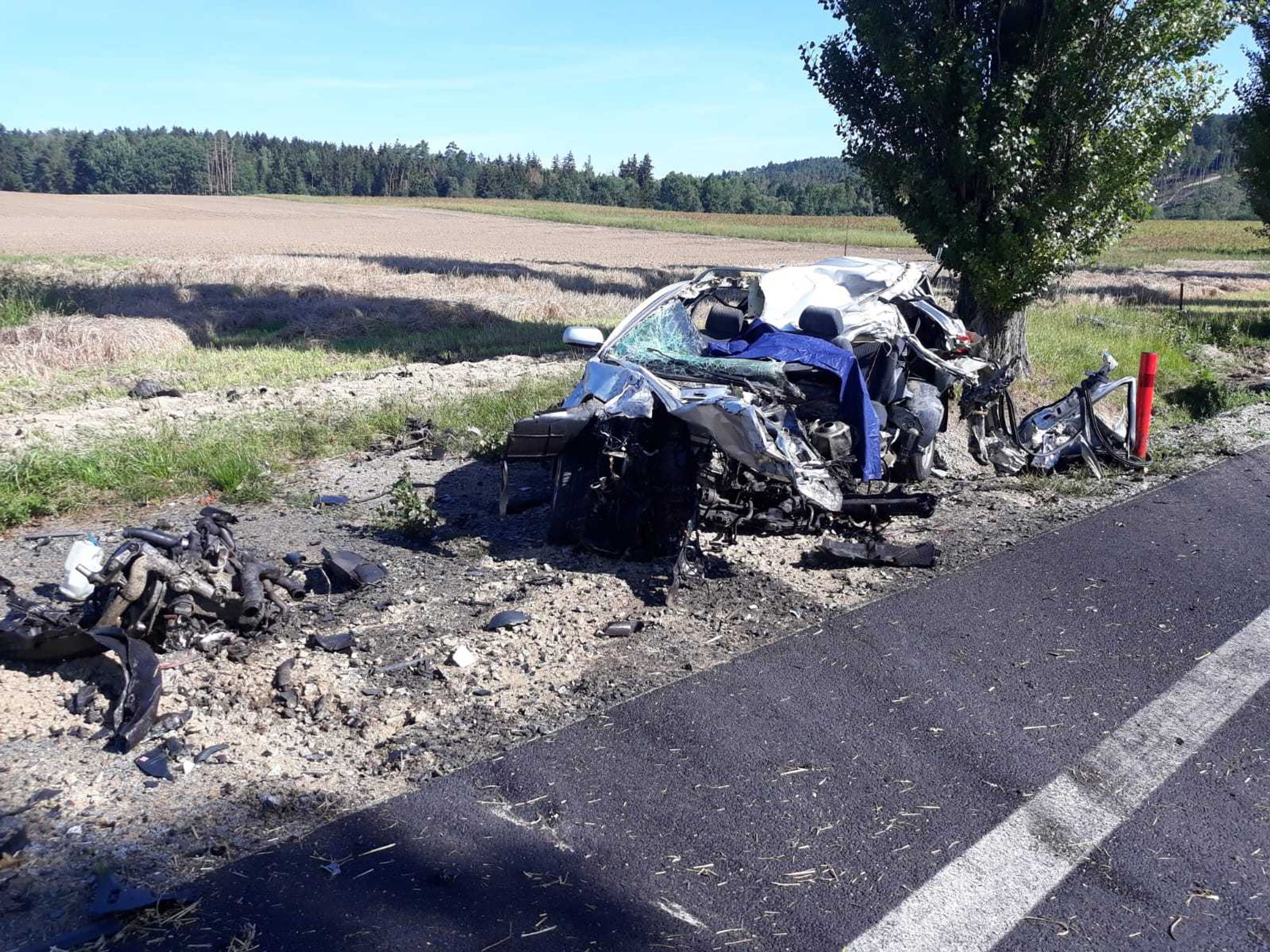 Auto se srazilo s náklaďákem - 2 - GALERIE: Tragická nehoda (4/5)