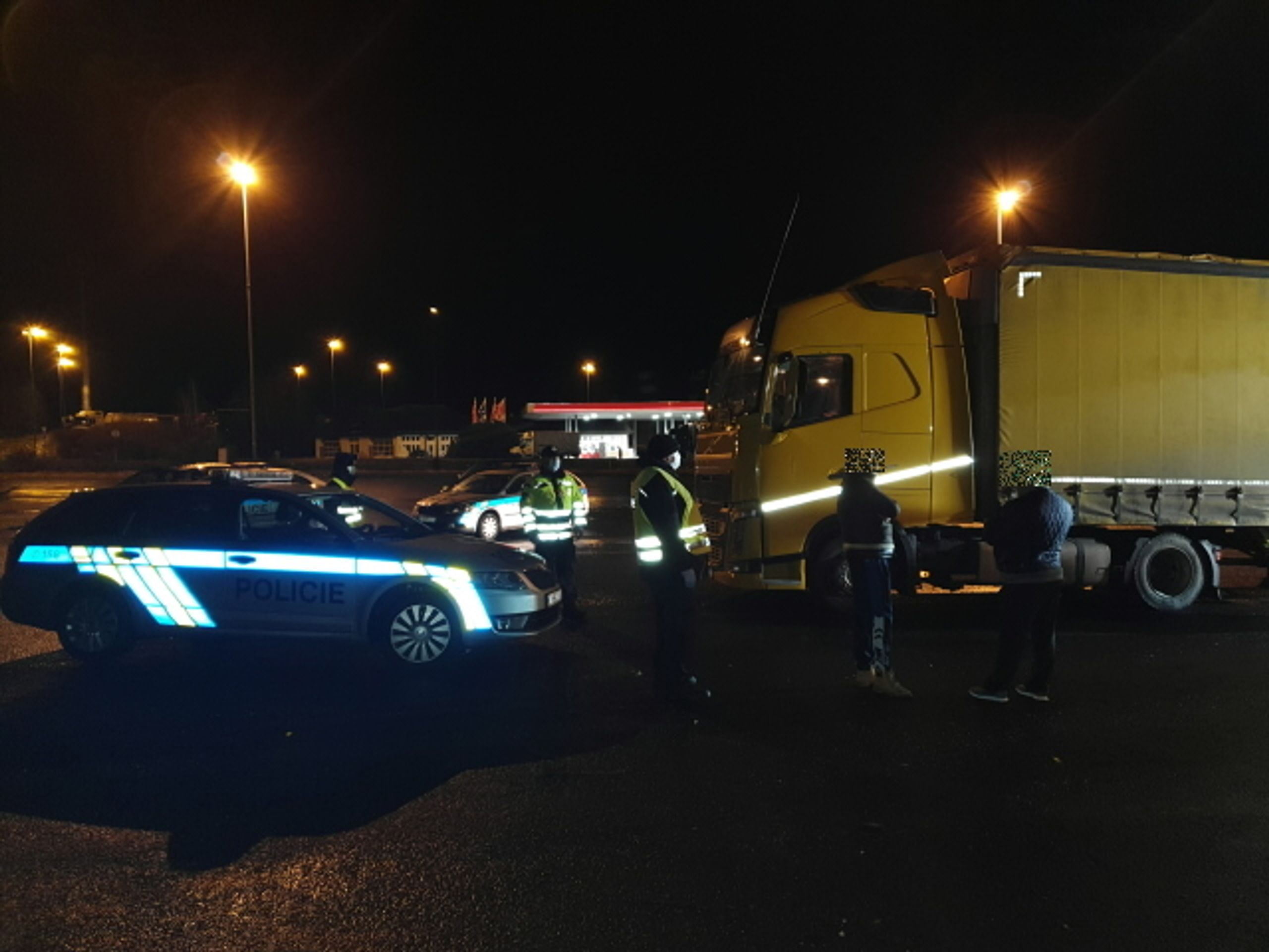 Celorepubliková policejní akce „KAMION“ - 2 - GALERIE: Policisté našli v kamionu 11 uprchlíků (2/10)