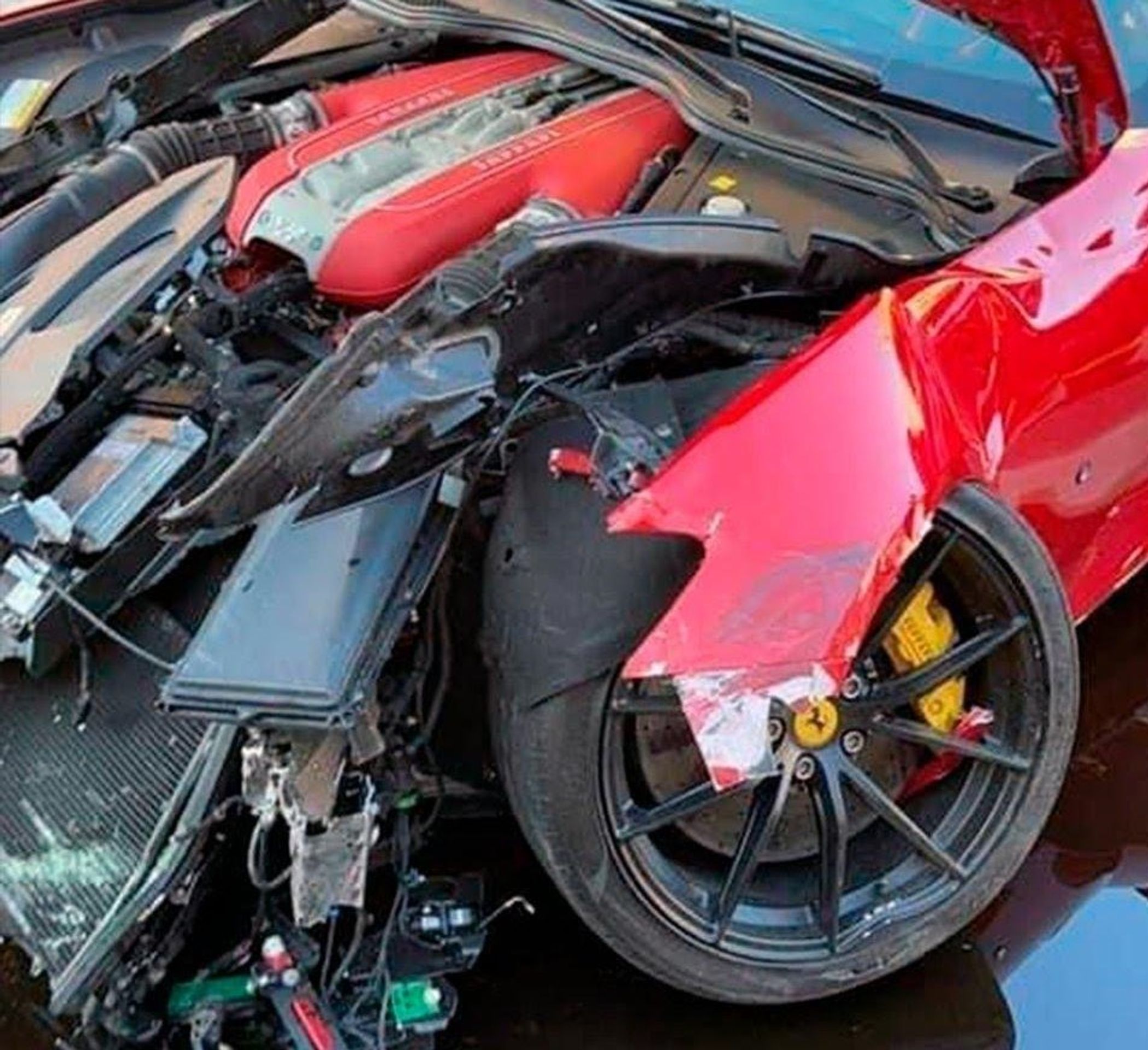 Rozbité auto fotbalového brankáře - GALERIE: Brankář reprezentace poslal Ferrari do myčky, pracovníci auto zničili (1/3)