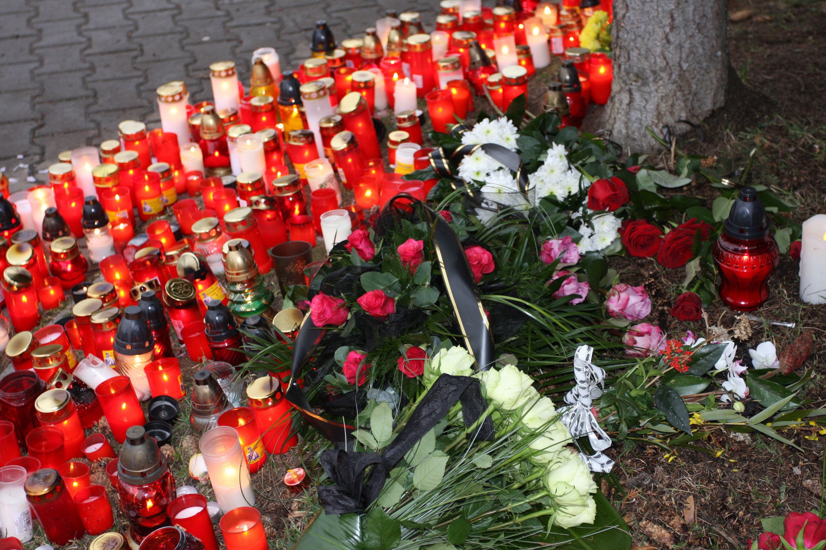 Pieta za oběti střelby v Uherském Brodě - 8 - Galerie: Pietní místo v Uherském Brodě (8/11)