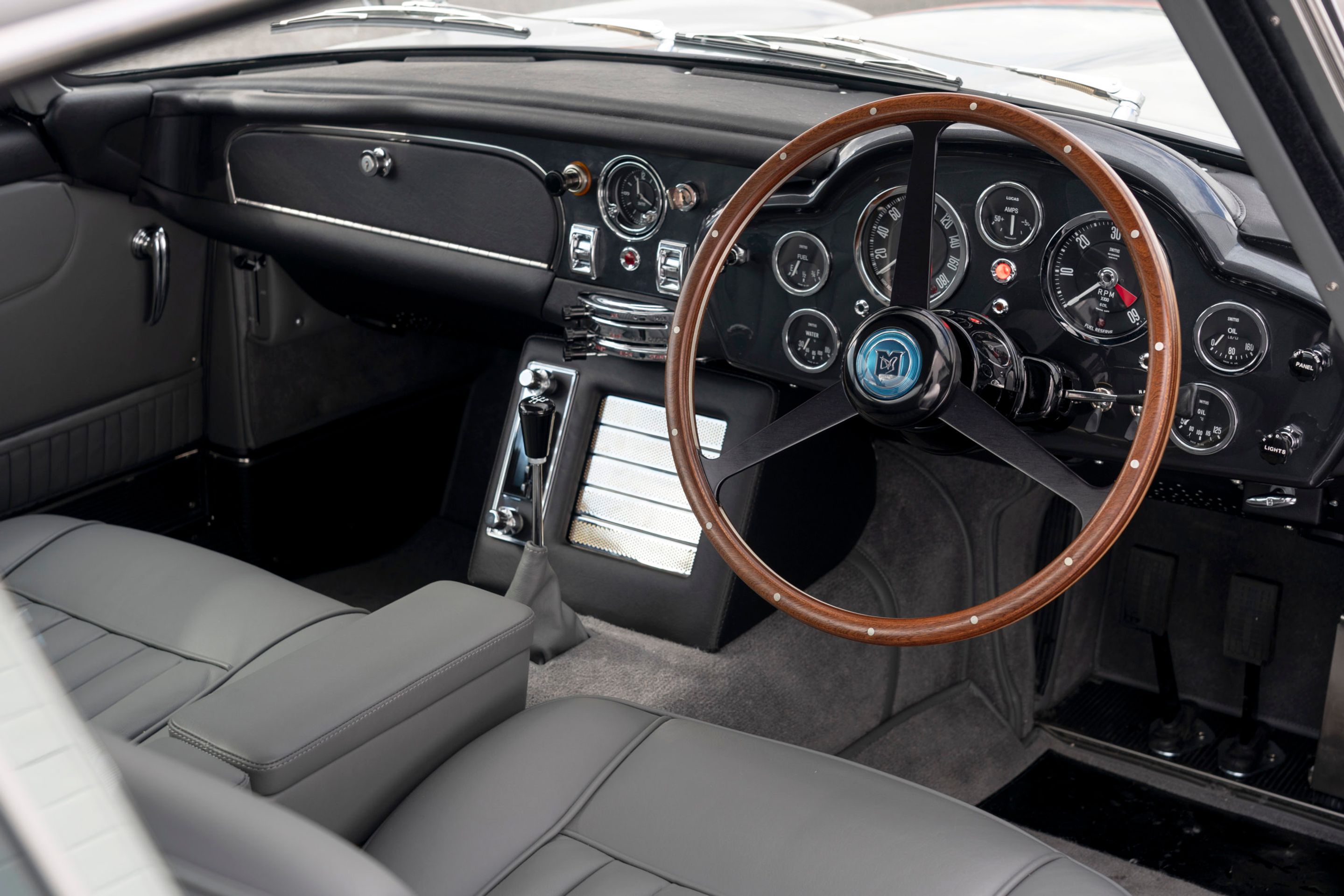 Aston Martin DB5 podle Jamese Bonda - 46 - Fotogalerie: Prohlédněte si výzbroj Aston Martin DB5 podle Jamese Bonda (29/32)