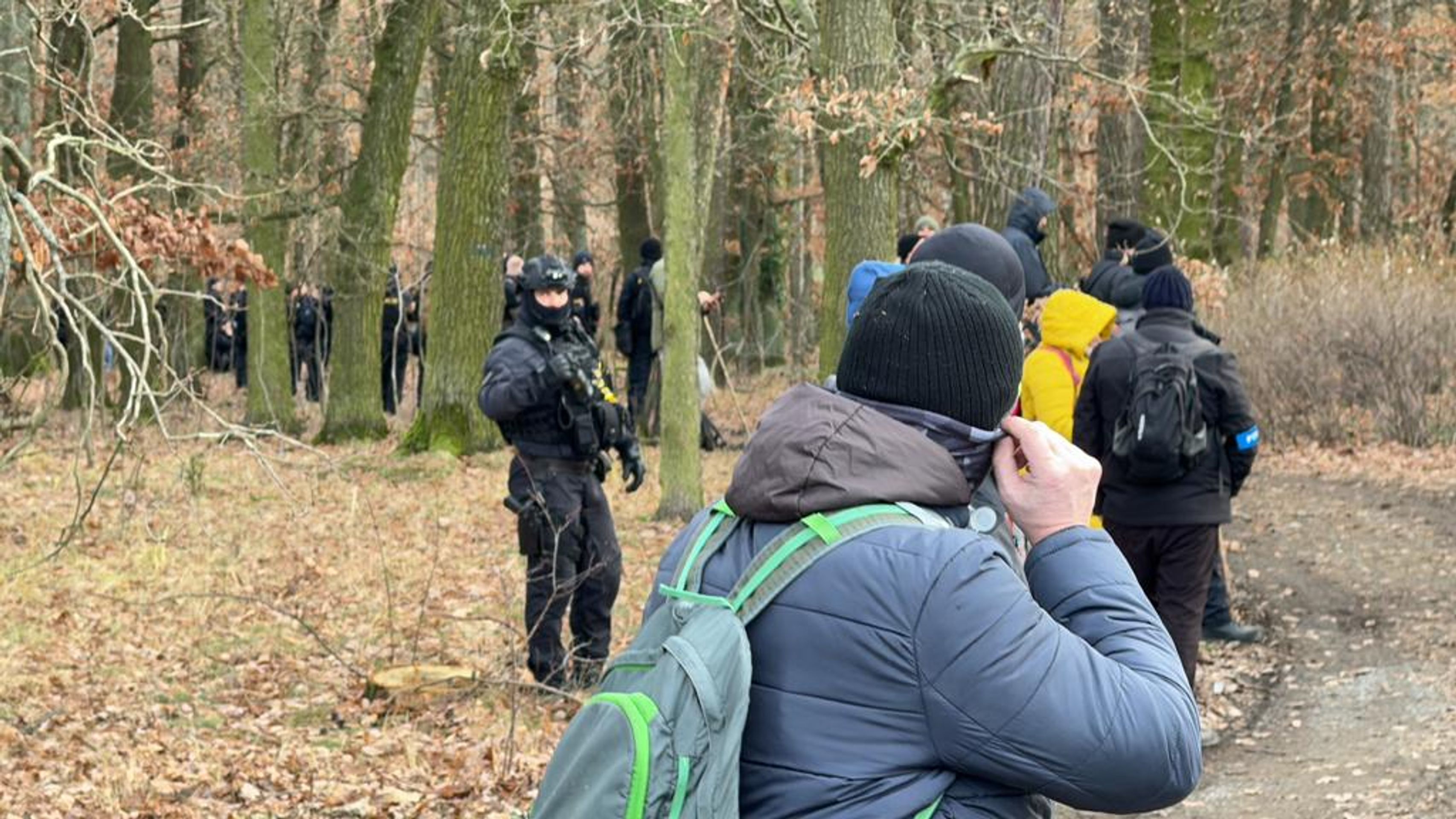 Hromadná policejní akce v Klánovicích (5) - Pátrací akce v Klánovickém lese (6/33)