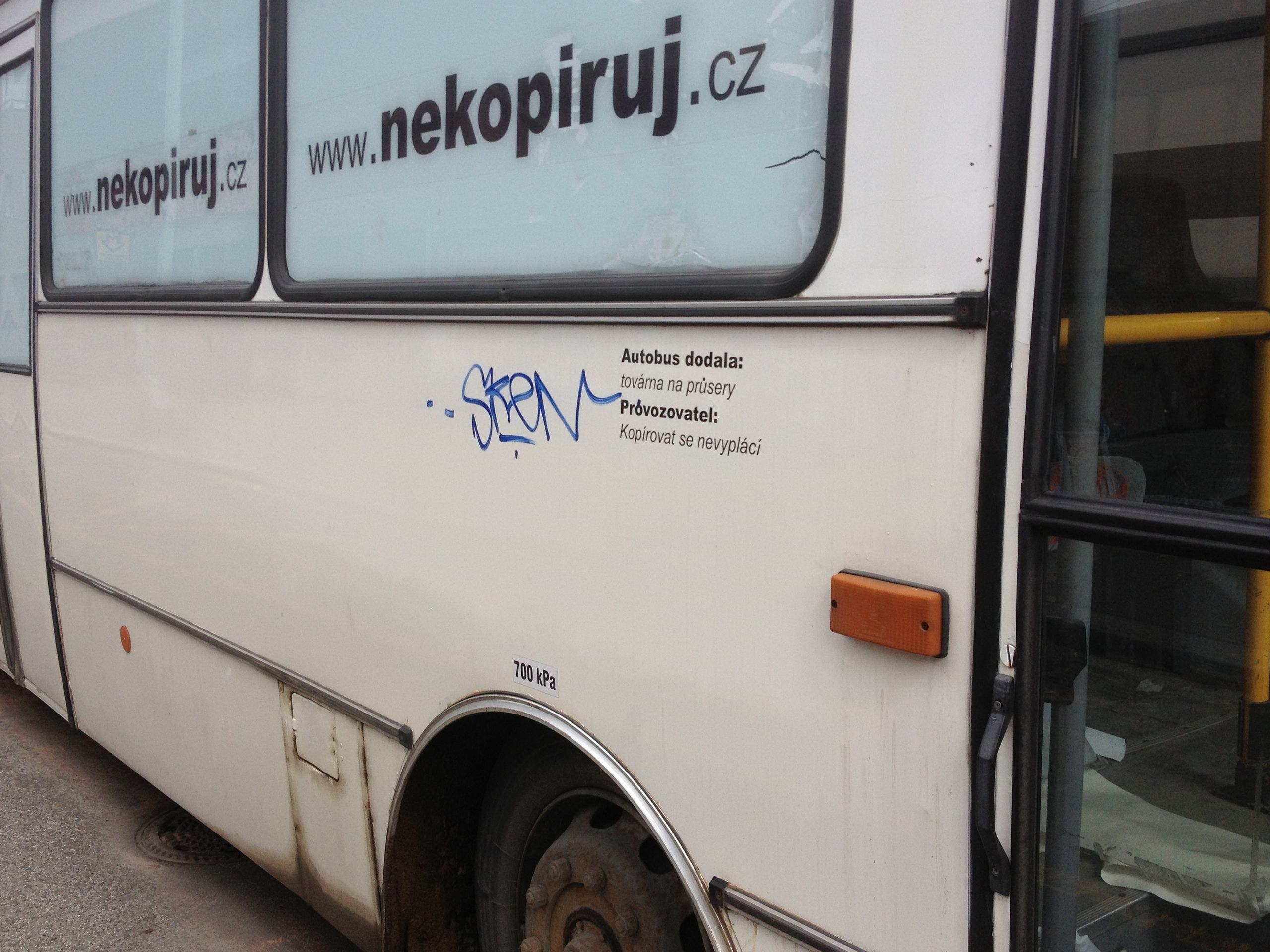 Odstavený autobus - Smíchov - 1 - GALERIE: Odstavený autobus na Smíchově (6/6)
