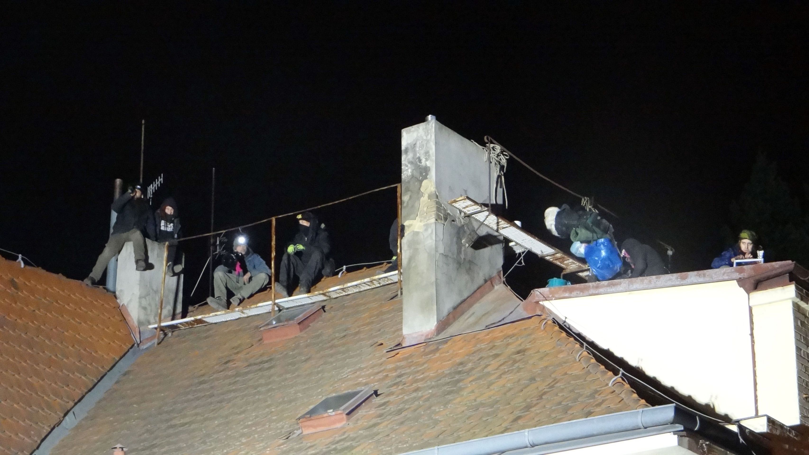Squatteři zůstali bivakovat na střeše i po mnohahodinovém vyjednávání - GALERIE: Squatteři obsadili usedlost Šatovka v Praze (4/8)