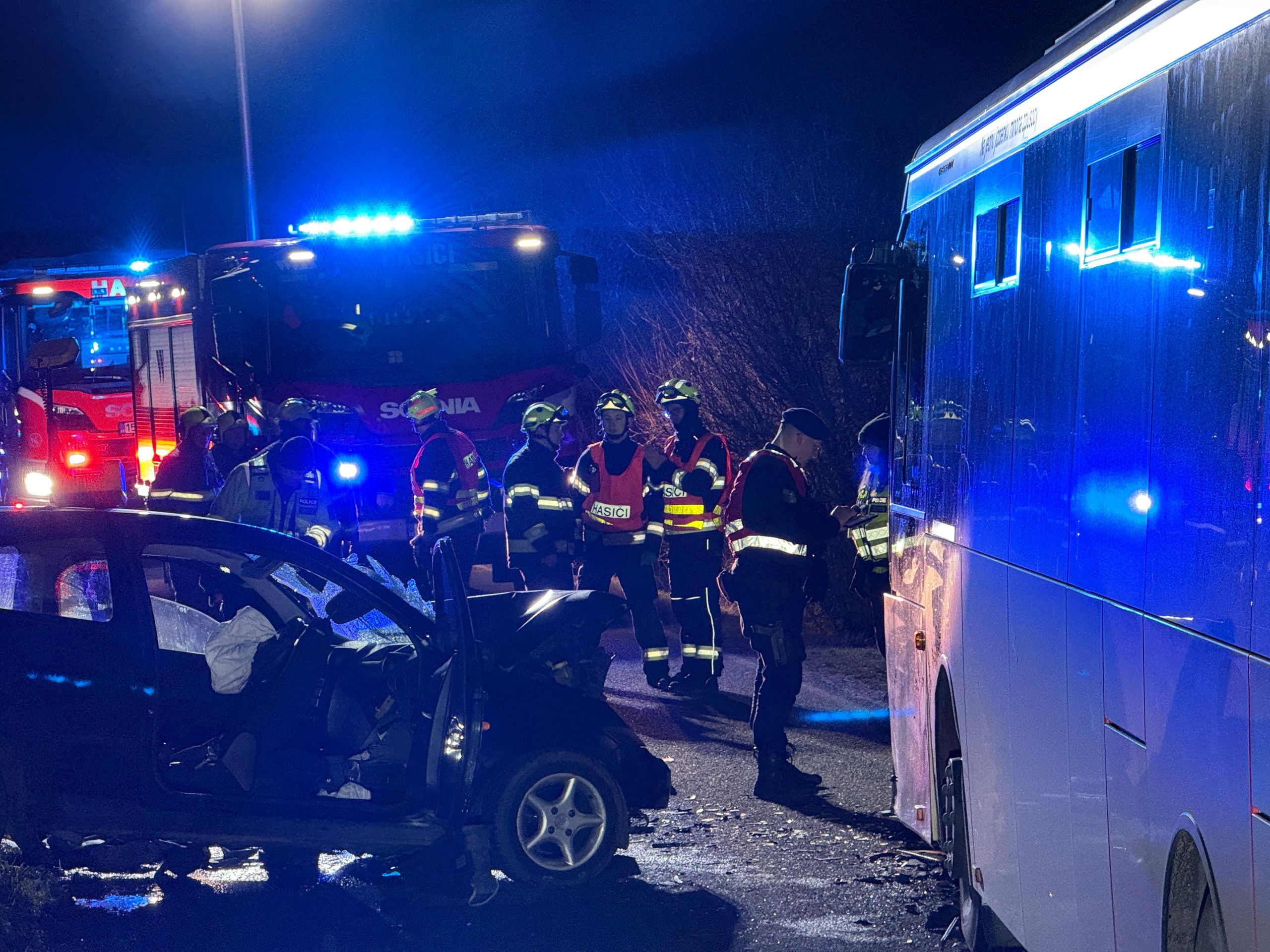 Nehoda autobusu a osobního auta u Českého Brodu - Nehoda autobusu a osobního auta u Českého Brodu (5/10)