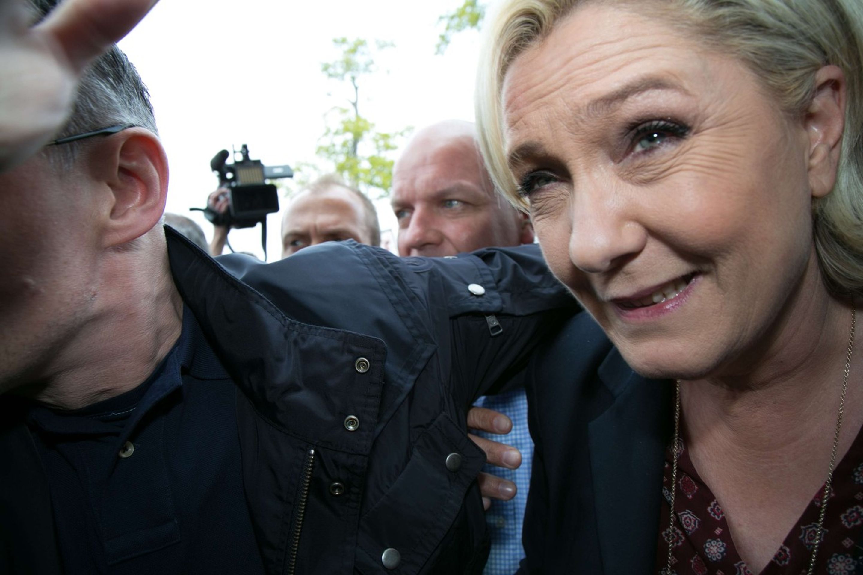 Po Marine Le Penové házeli vajíčka - GALERIE: Na Marine Le Penovou létala z davu vajíčka (1/4)