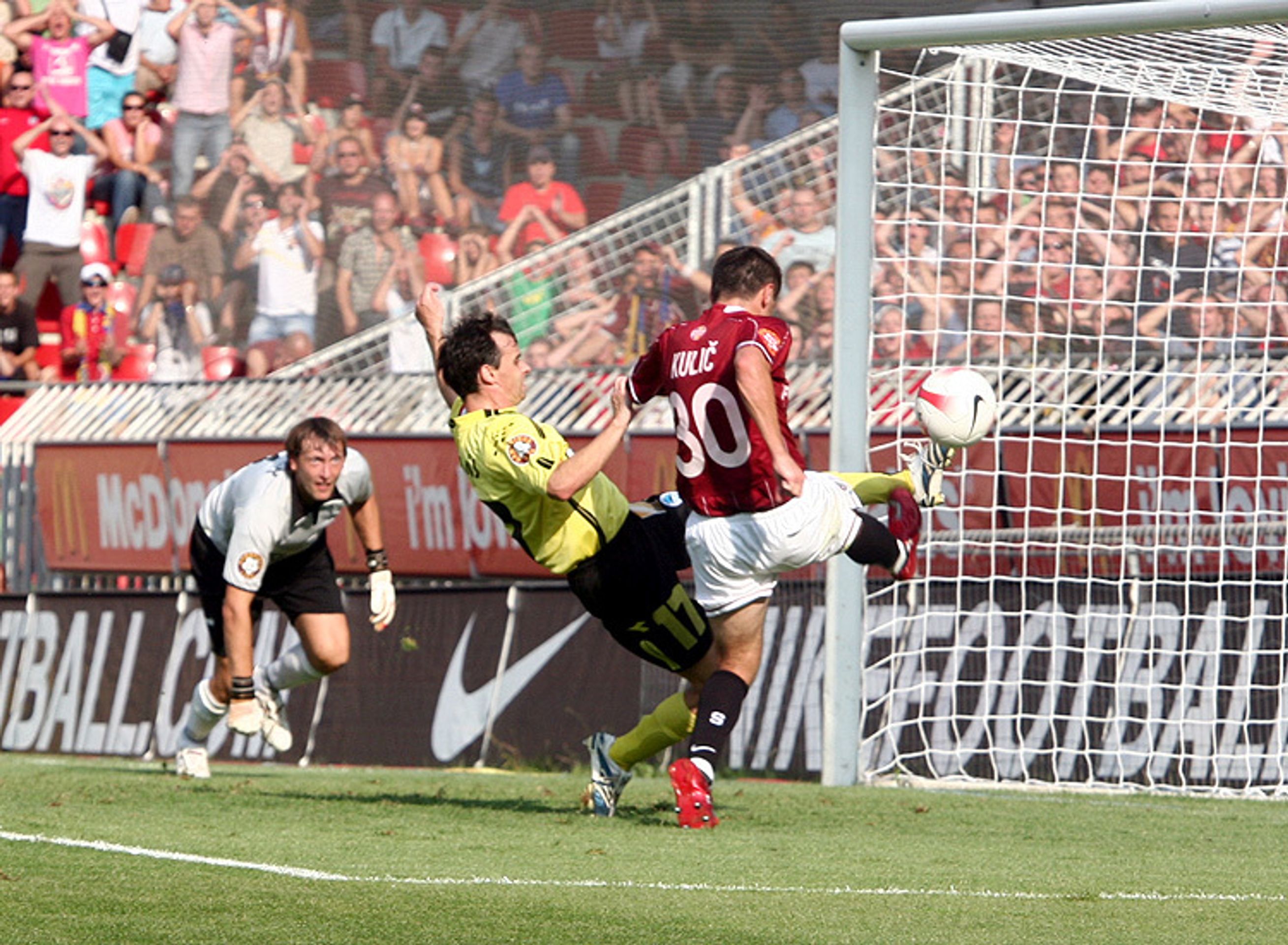 Brankář Liberce Hauzr sleduje zákrok svého spoluhráče Janů před dobíhajícím Kuličem. - Sparta ve šlágru úvodního kola přehrála Liberec (1/9)