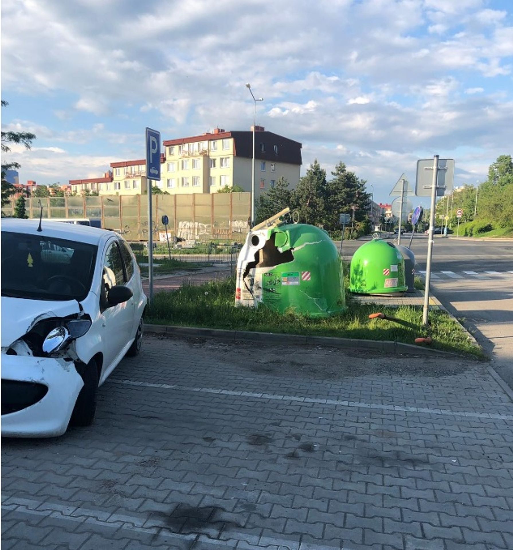 Bouračka v ulici Dobrovolného - GALERIE: Automobil v Praze naboural další čtyři vozidla (1/3)