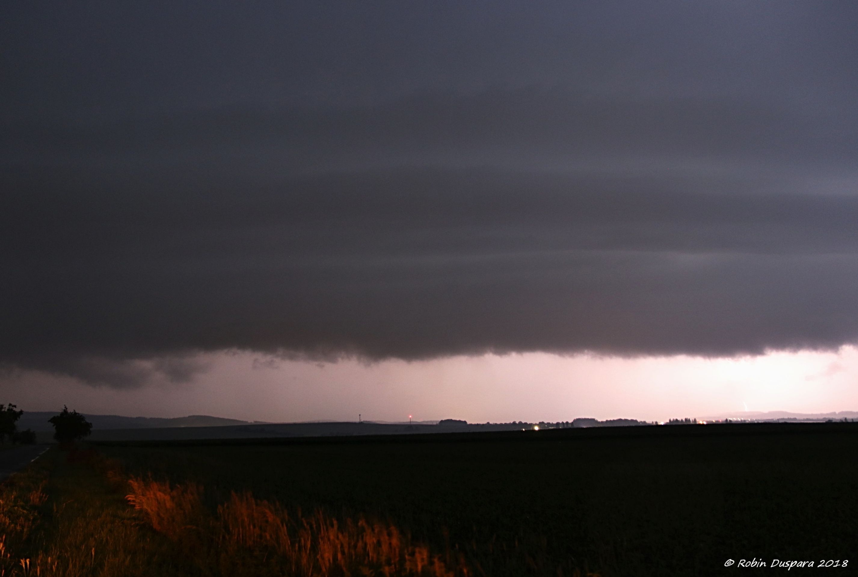 Shelf cloud na noční MCS u Příbrami - GALERIE: Supercely v západních a jihozápadních Čechách a noční MCS (5/5)
