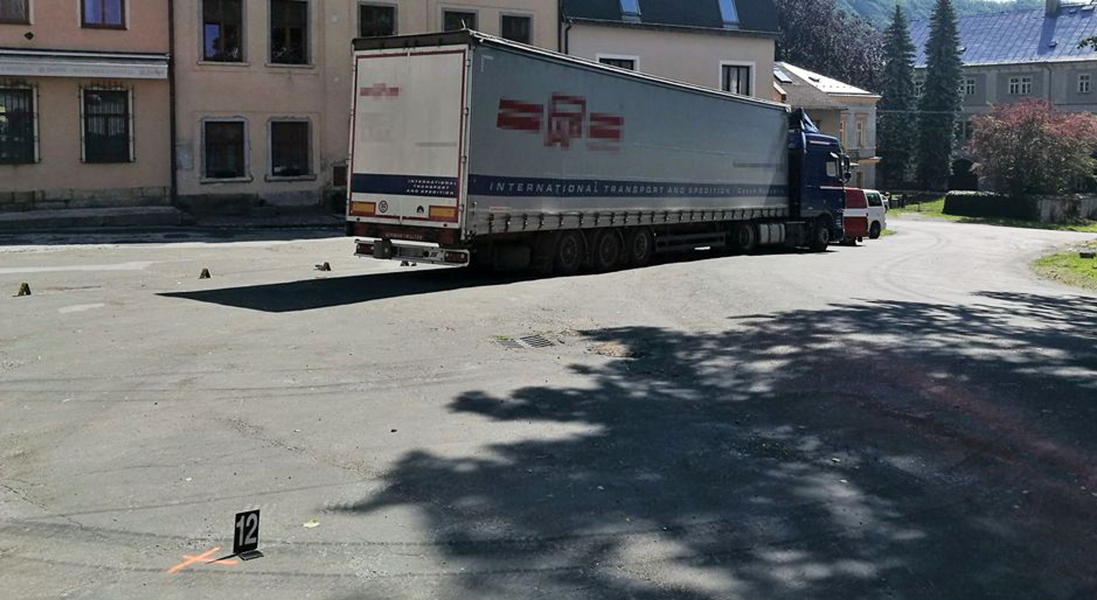 Tagický střet kamionu s chodkyní na Hronovsku - 4 - GALERIE: Tragický střet kamionu s chodkyní na Hronovsku (4/4)