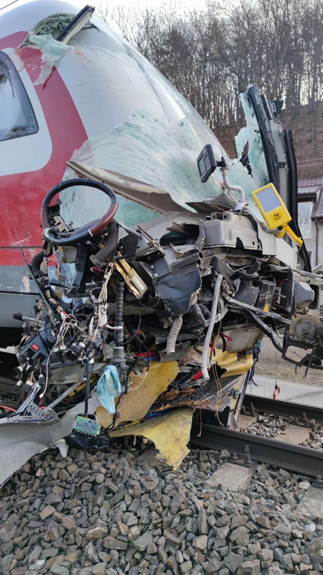 Srážka autobusu s vlakem na železničním přejezdu na Slovensku - 11 - GALERIE:Srážka autobusu s vlakem na železničním přejezdu na Slovensku (11/12)