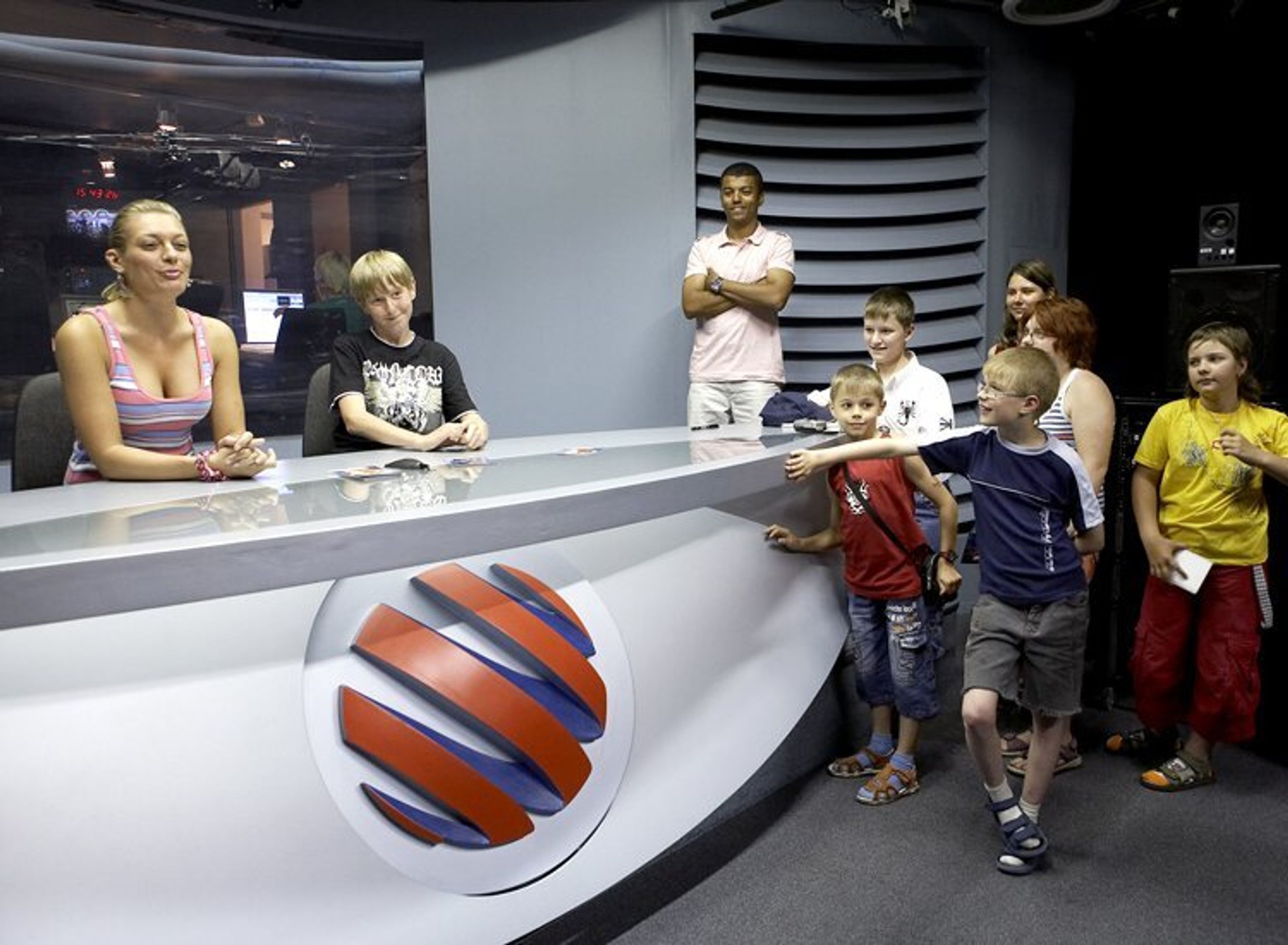 Výherci dětské soutěže v zákulisí televize Nova.  - VIDEO: Dětem se otevřely brány TV Nova! (2/5)