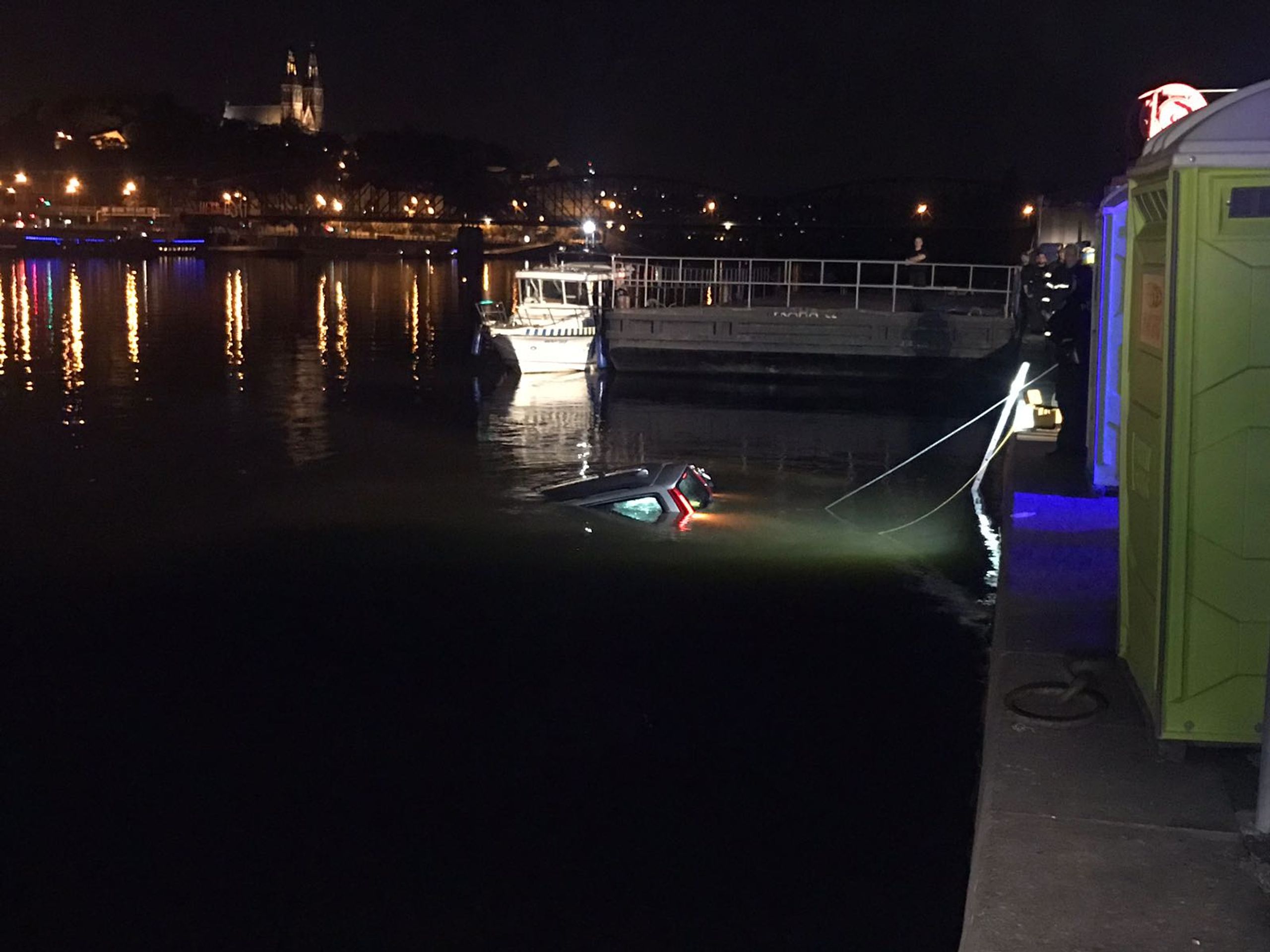 Auto sjelo z pražské náplavky přímo do Vltavy - GALERIE: Auto sjelo v Praze do Vltavy (2/6)