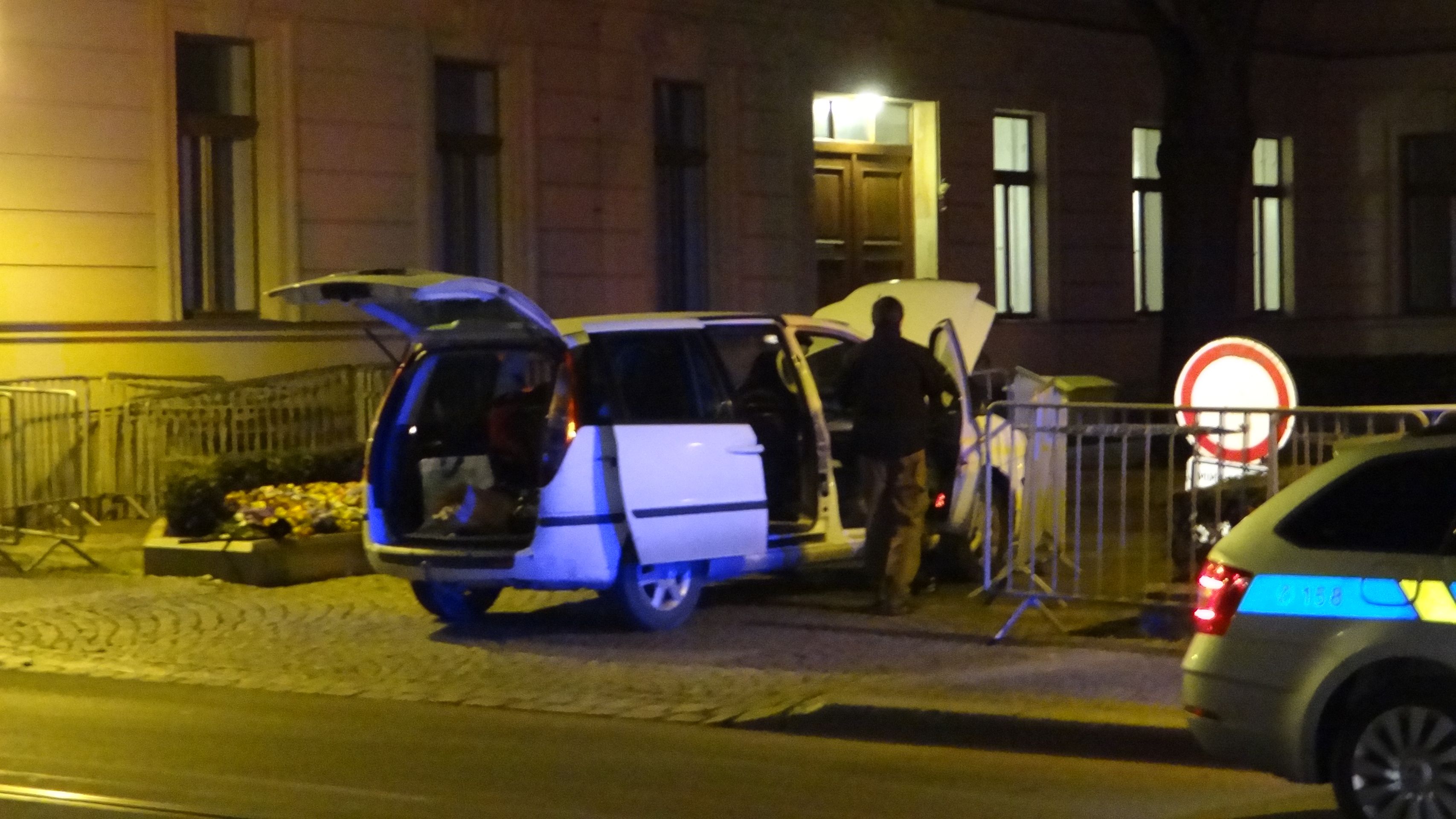 Řidič se s autem ke vchodu neprobojoval - 6 - GALERIE: Auto najelo do zábran u vlády (4/6)