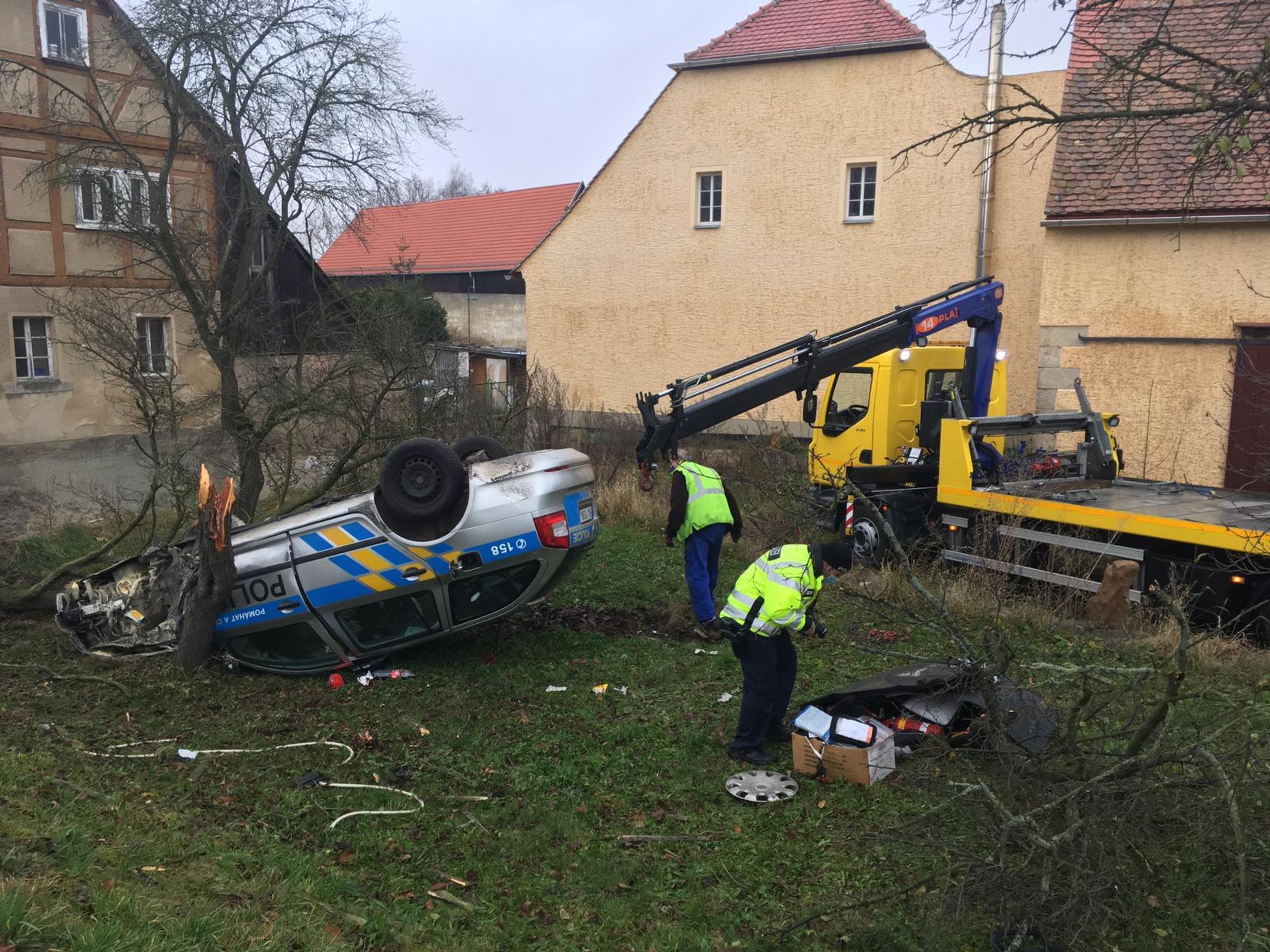 Nehoda českých policistů po honičce v Německu - 15 - GALERIE: Češti policisté přerazili strom v Německu (6/10)