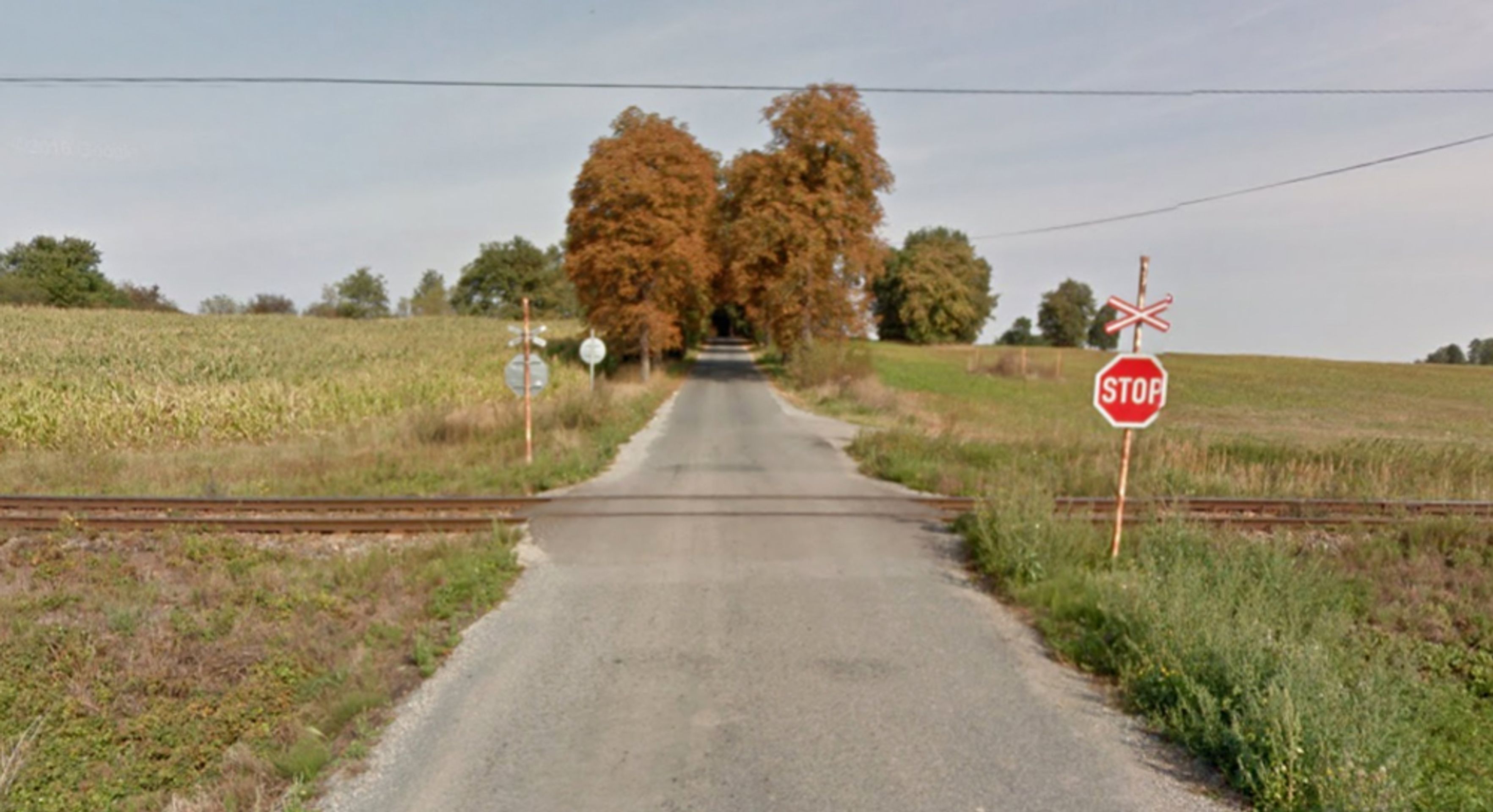 Nebezpečné přejezdy: P 3843, Brno - Jihlava, Vysočina - přejezd bez světel, ŘEŠENÍ: se závorami. DŮVOD: Účelová komunikace, nevyhovující rozhledové poměry - GALERIE: Nebezpečné přejezdy - Středočeský kraj, Vysočina (11/16)