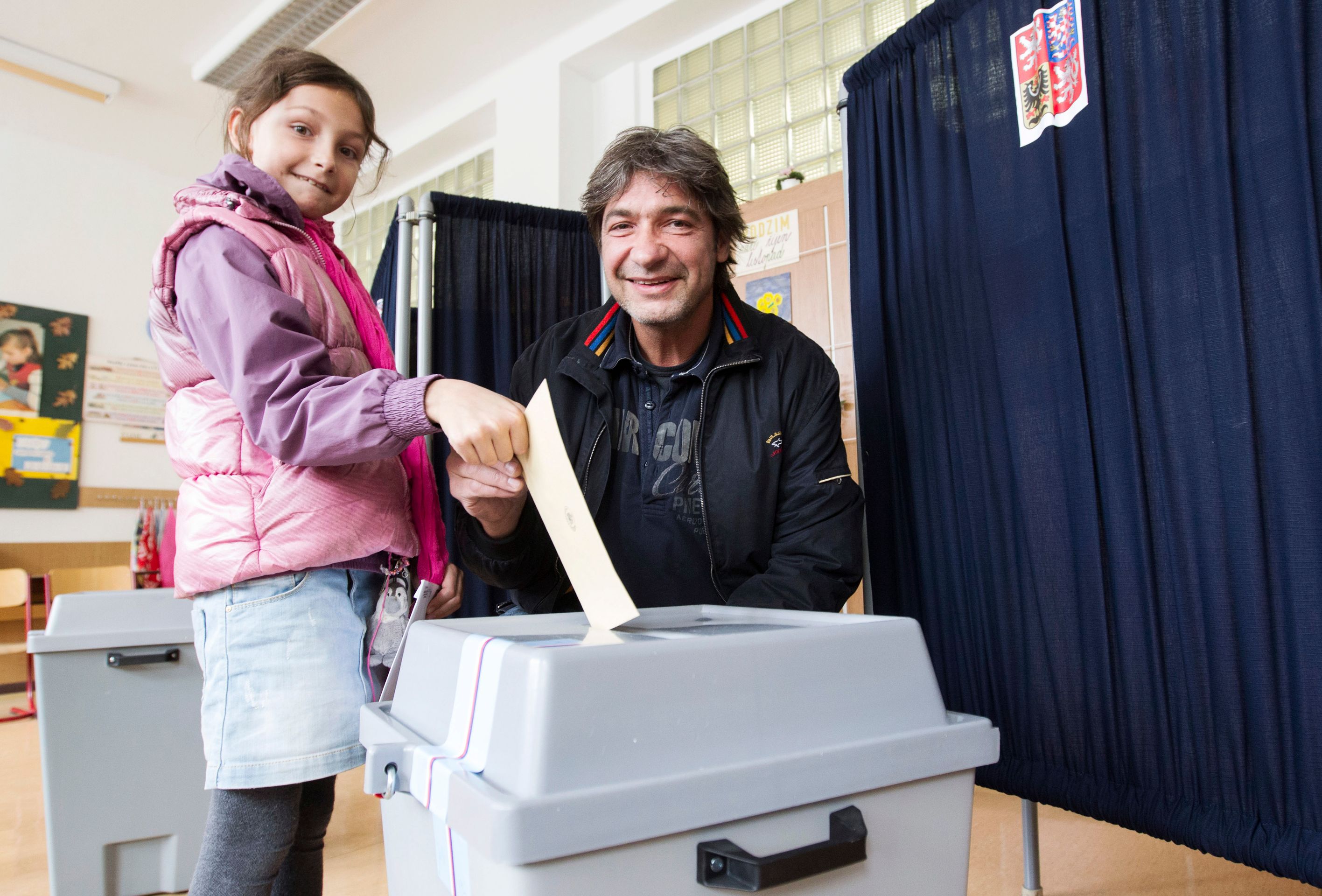 Jiří Babica s dcerou u voleb - Volby do krajských zastupitelstev a třetiny Senátu 2013 (9/9)