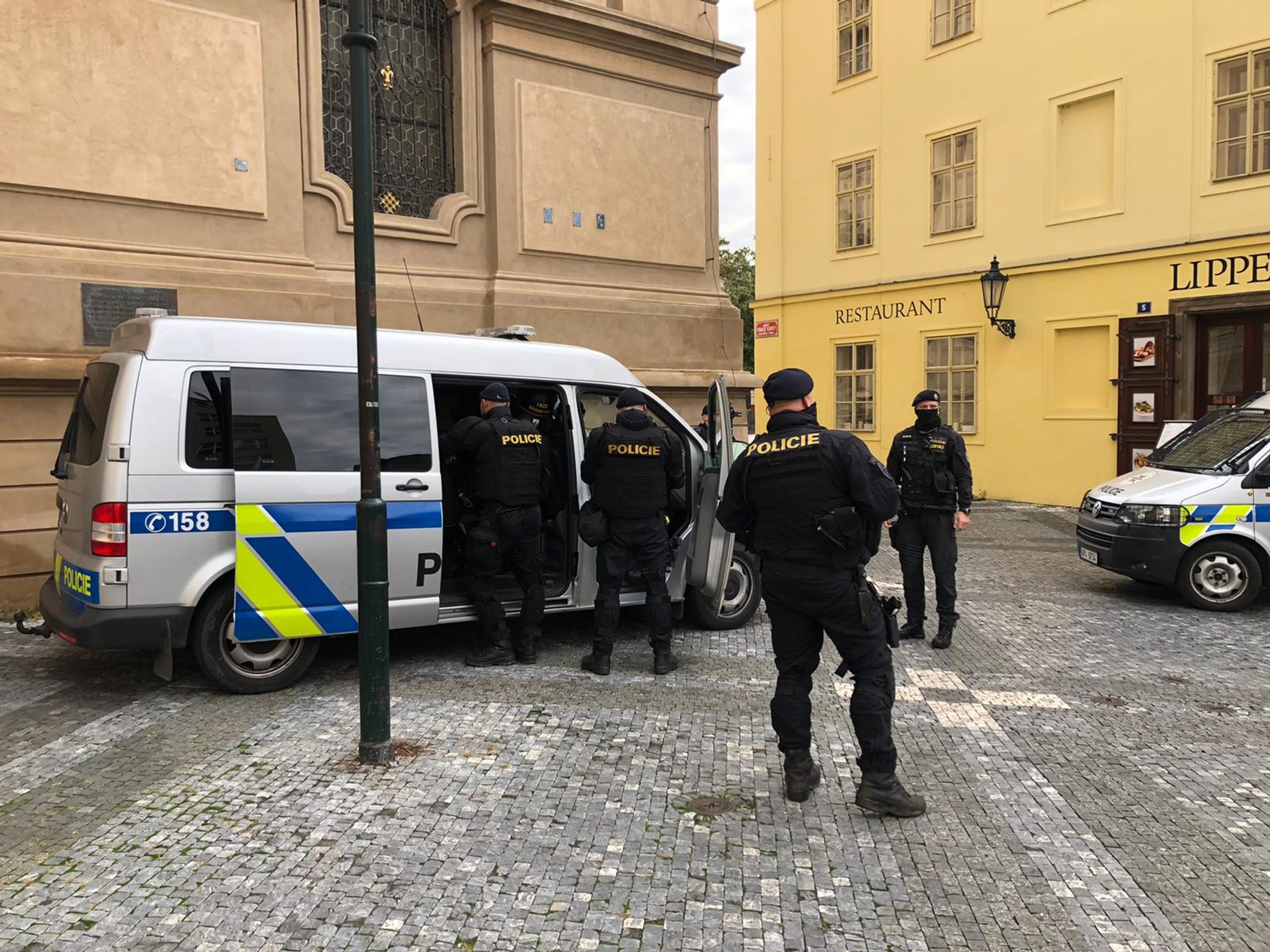 Bezpečnostní opatření policistů na Staroměstském náměstí v Praze kvůli protestu fotbalových chuligánů - GALERIE: Demonstrace fotbalových chuligánů v Praze proti opatřením (10/17)