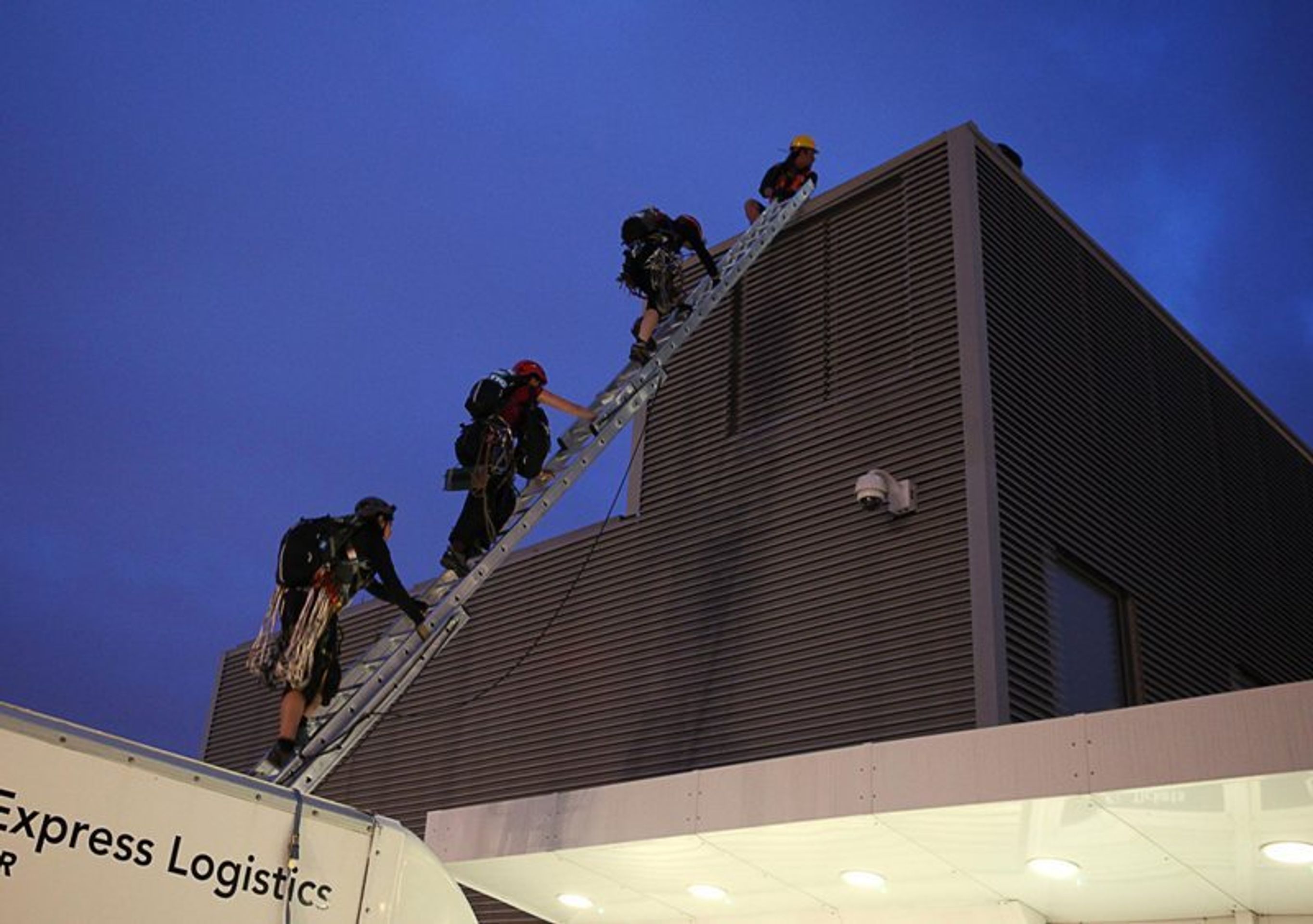 Aktivistky Greenpeace lezou na londýnský mrakodrap - 2 - GALERIE: Aktivistky lezou na londýnský mrakodrap (2/14)