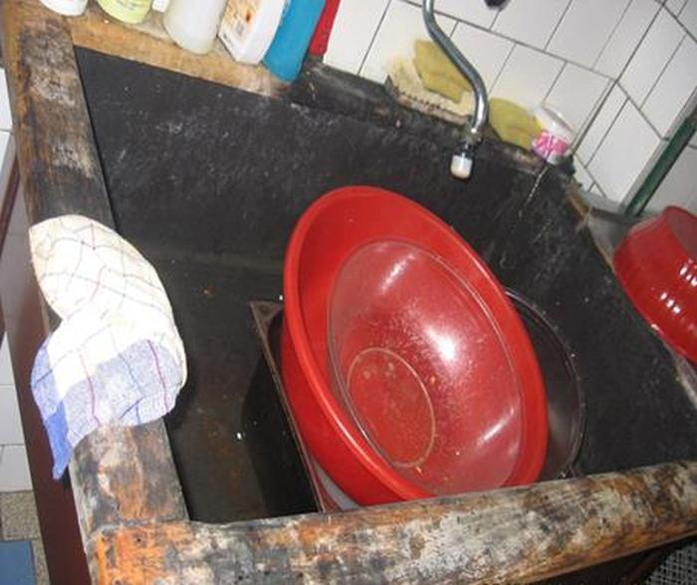 Nevyhovující povrch dřezu na mytí provozního nádobí - GALERIE: Inspekce hygieniků odhalila výrazné nedostatky (2/18)