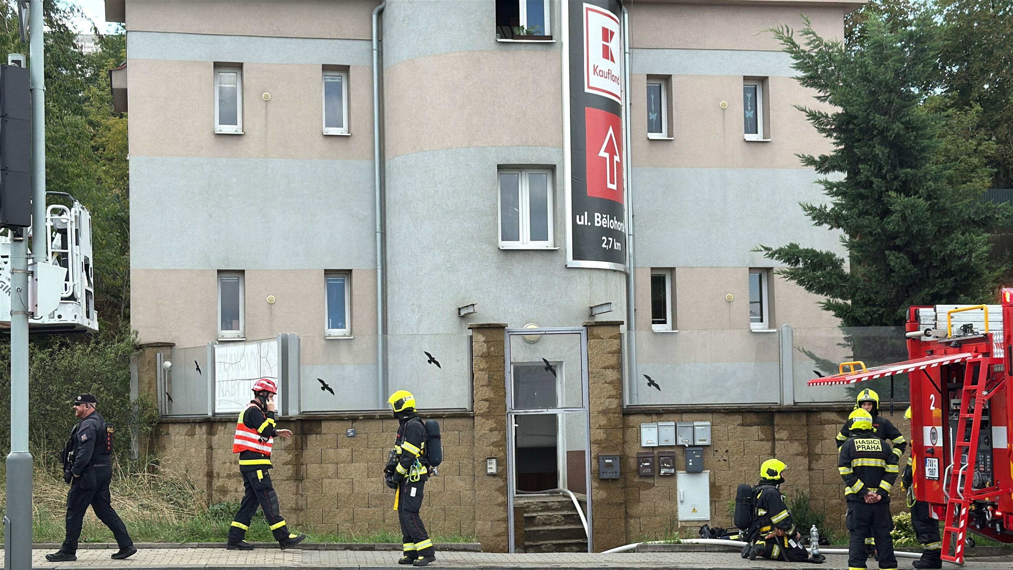 Požár bytového domu v pražských Řepích - Požár domu v pražských Řepích (4/11)